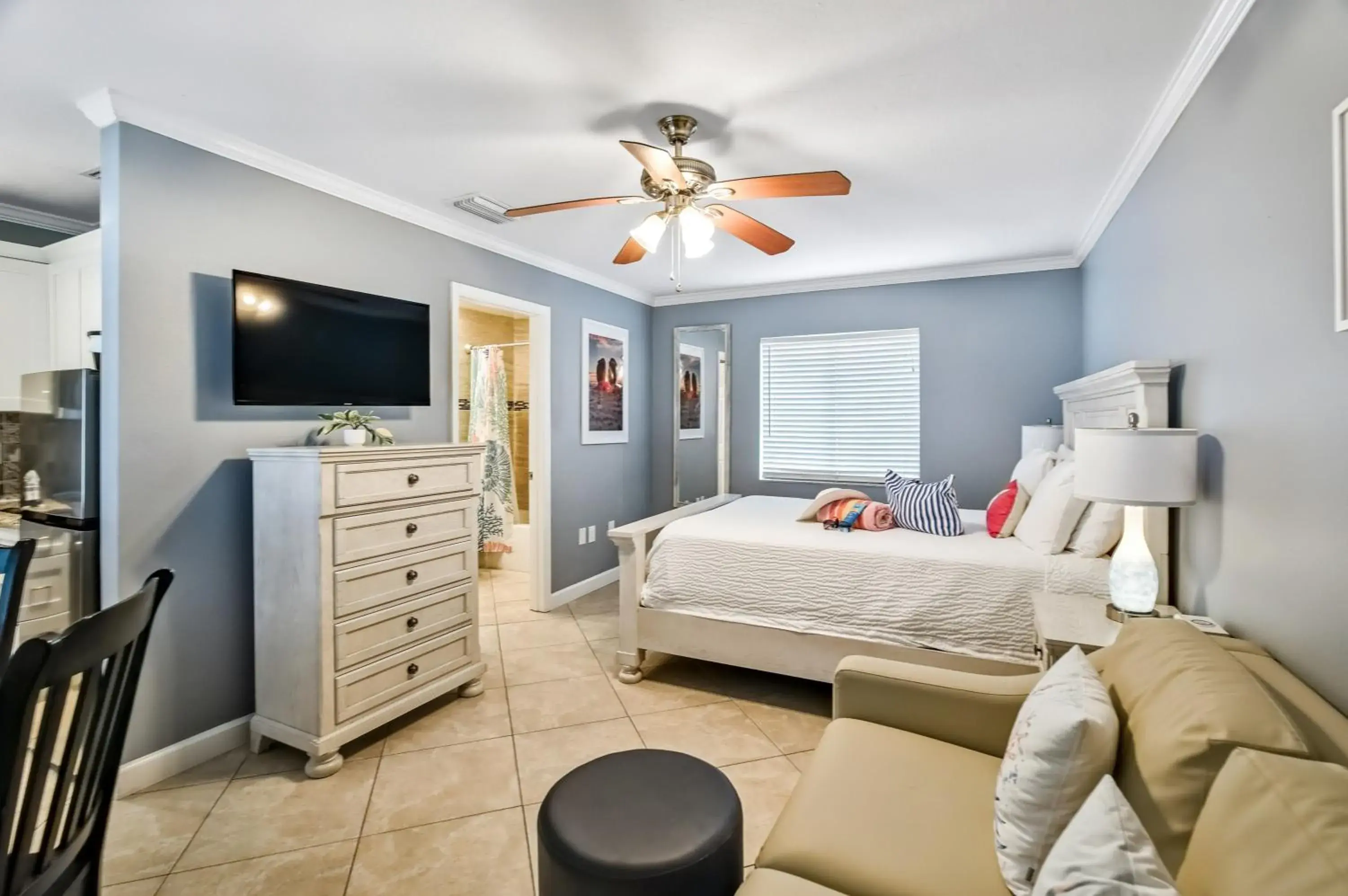 Deluxe Queen Studio in Tropical Beach Resorts - Sarasota Deluxe Queen Studio in Tropical Beach Resorts - Sarasota
