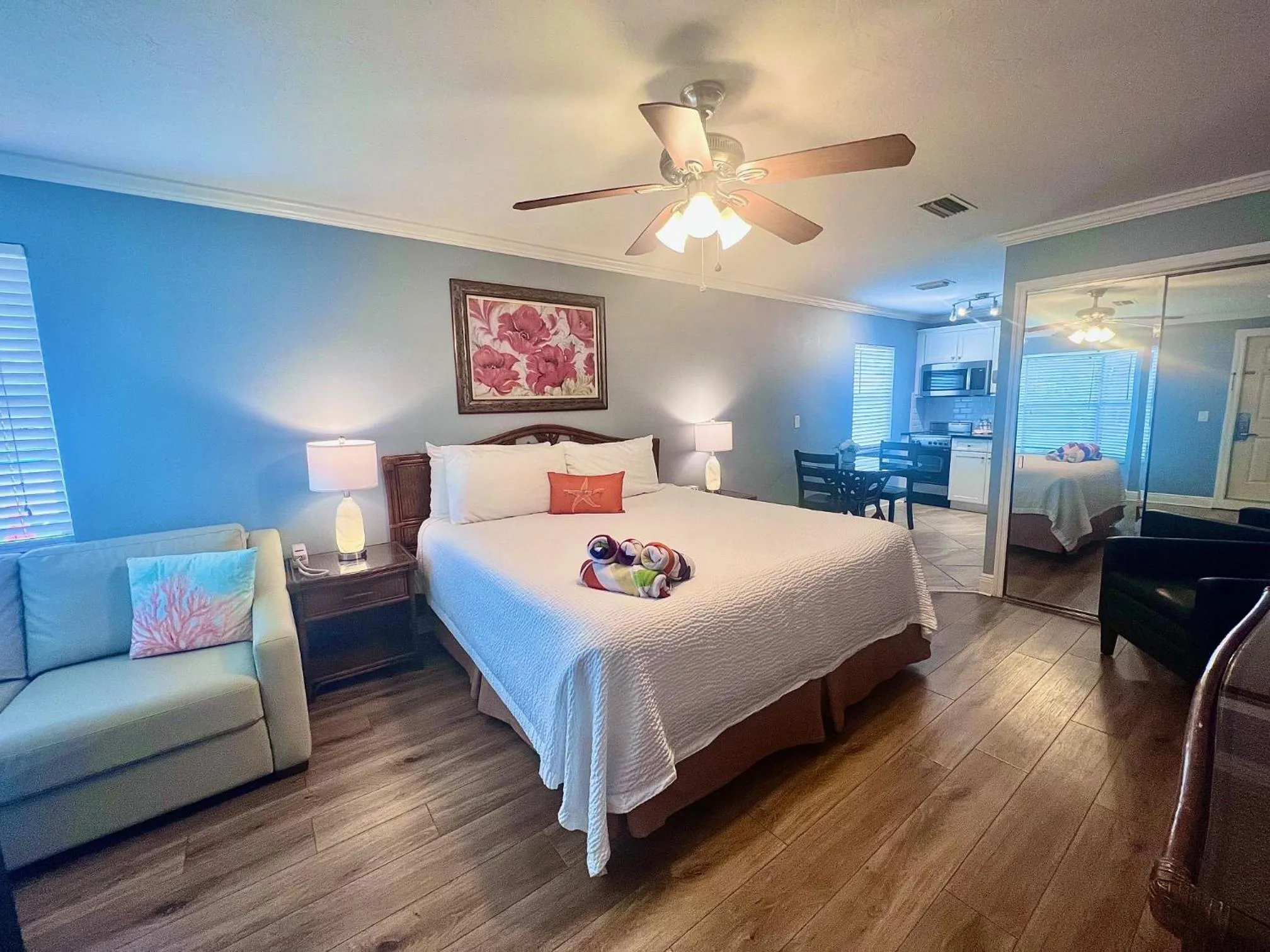 Bed in Tropical Beach Resorts - Sarasota