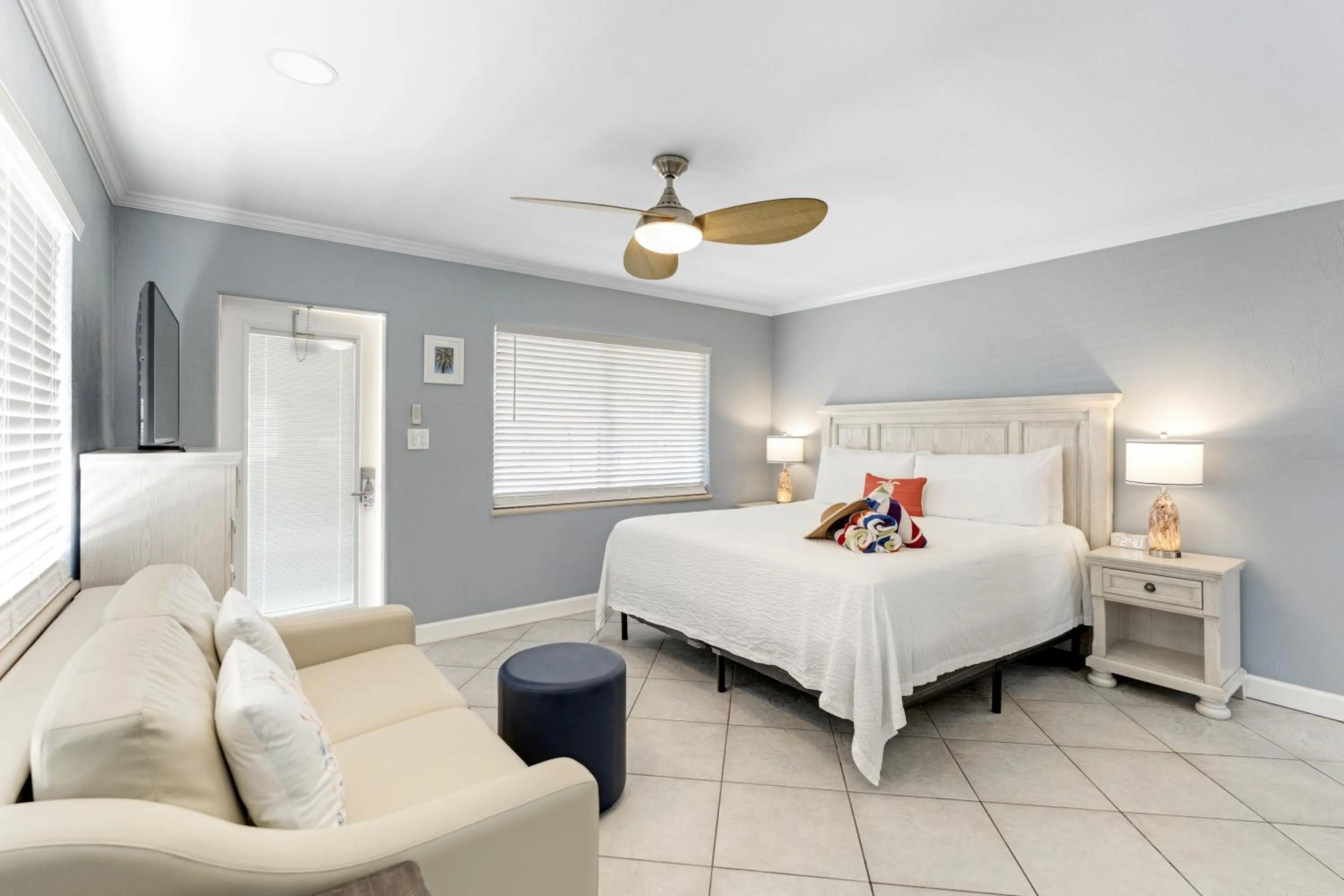 Bed in Tropical Beach Resorts - Sarasota