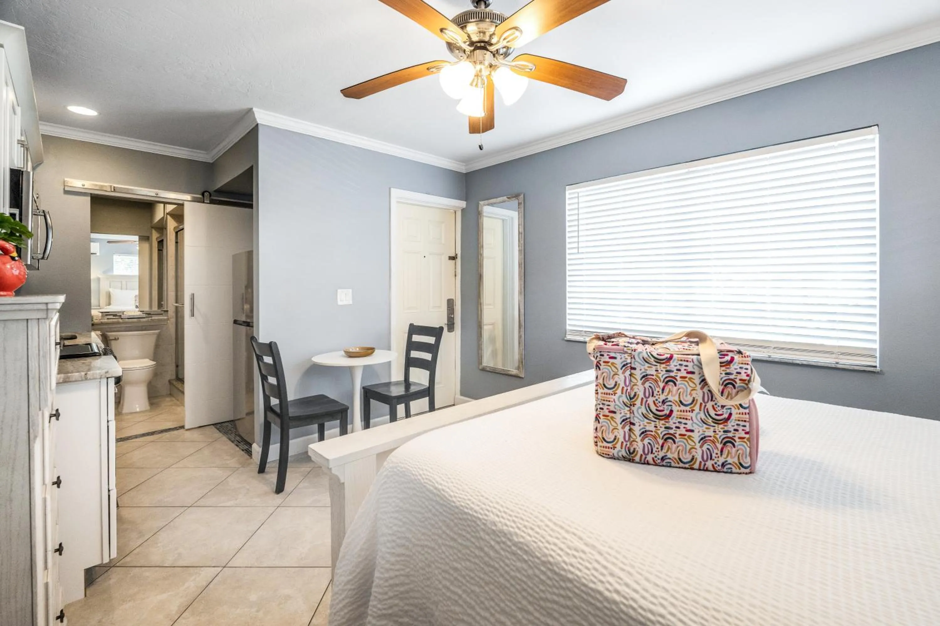 Bed in Tropical Beach Resorts - Sarasota