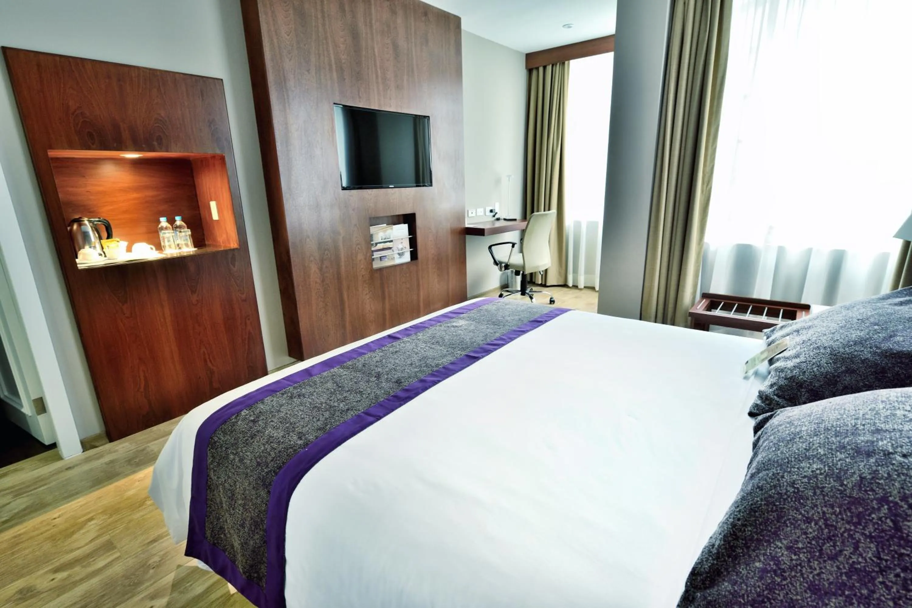 Bathroom, Bed in Mercure Alameda Quito