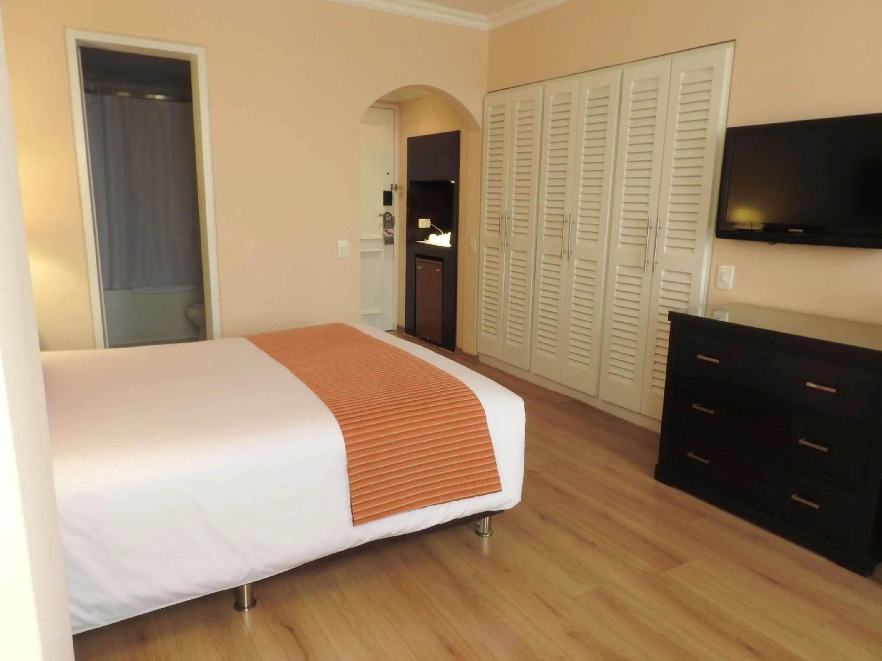 Bedroom, Bed in Mercure Alameda Quito