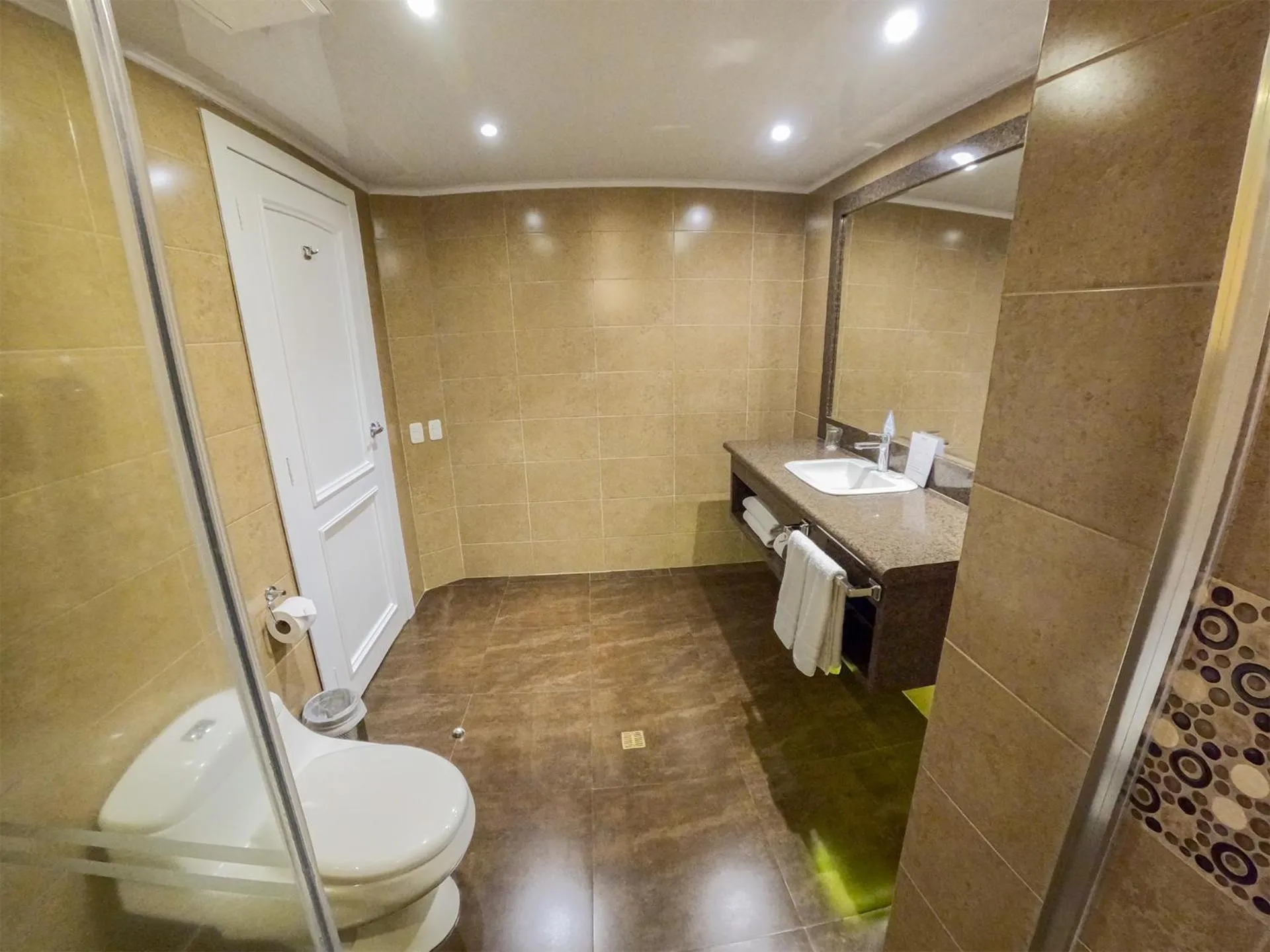 Toilet in Mercure Alameda Quito