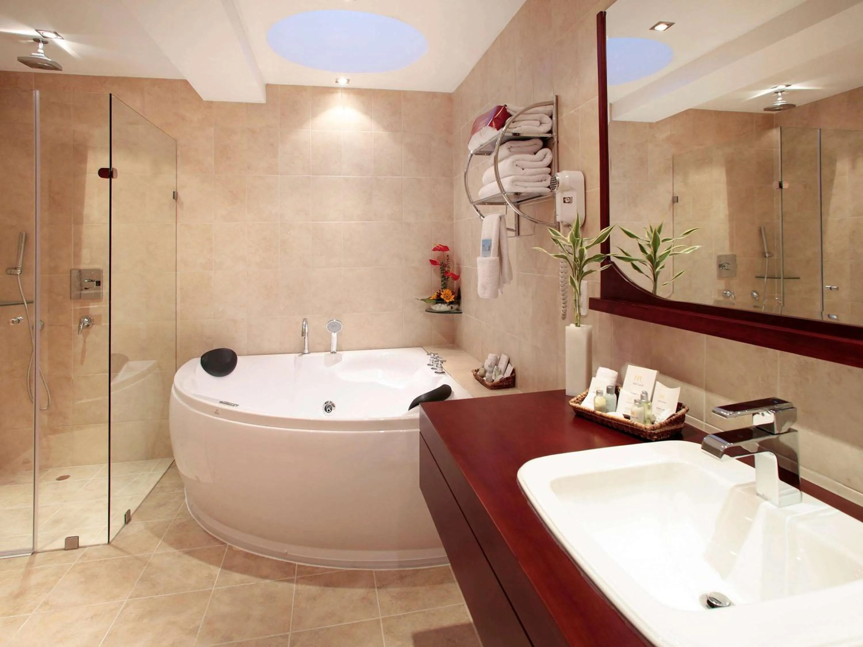 Photo of the whole room in Mercure Alameda Quito