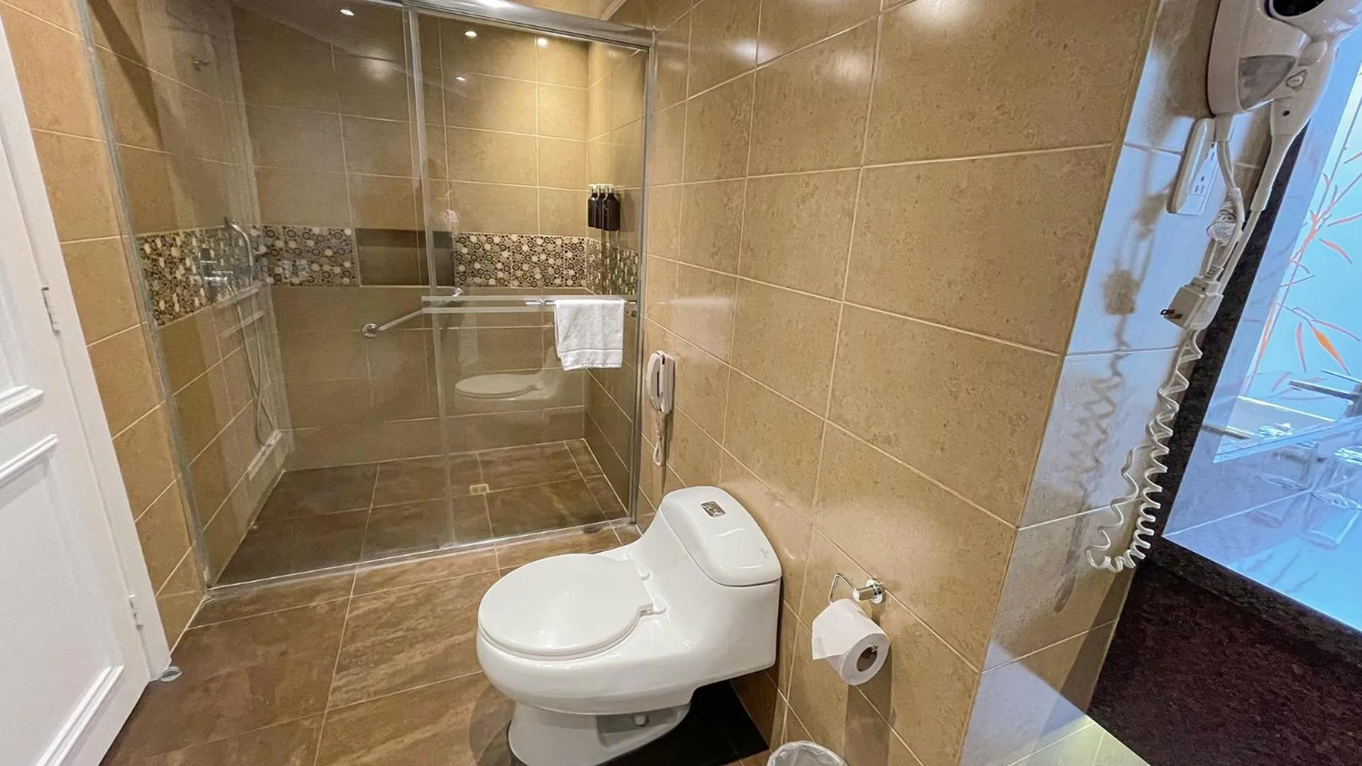 Shower in Mercure Alameda Quito