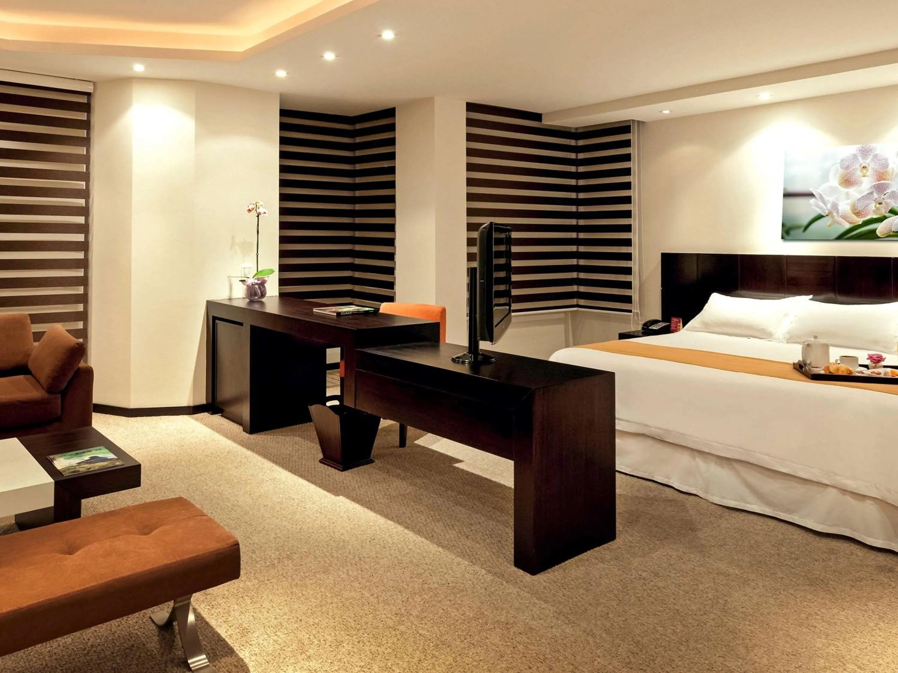 Photo of the whole room, Bed in Mercure Alameda Quito