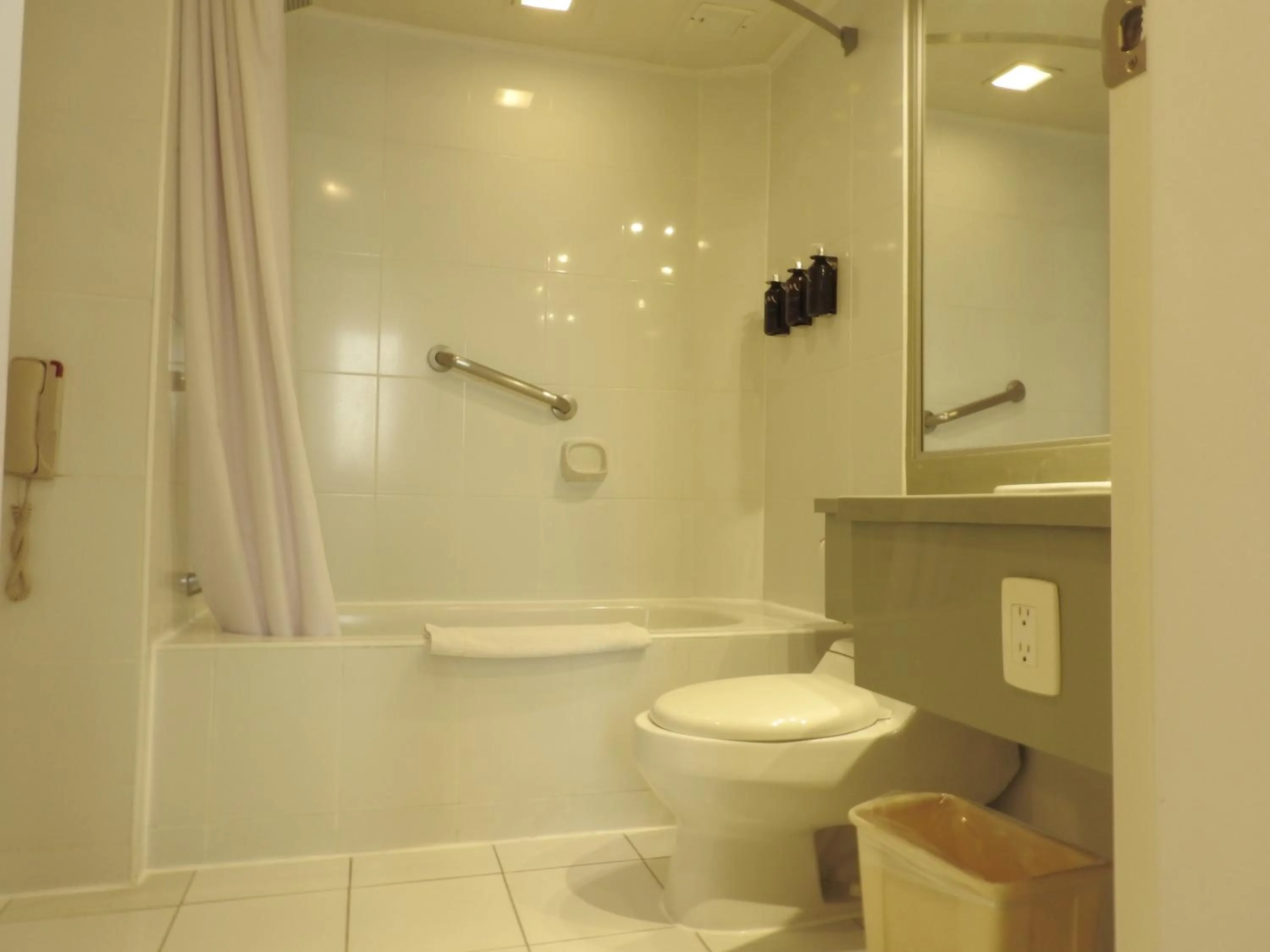 Bathroom in Mercure Alameda Quito