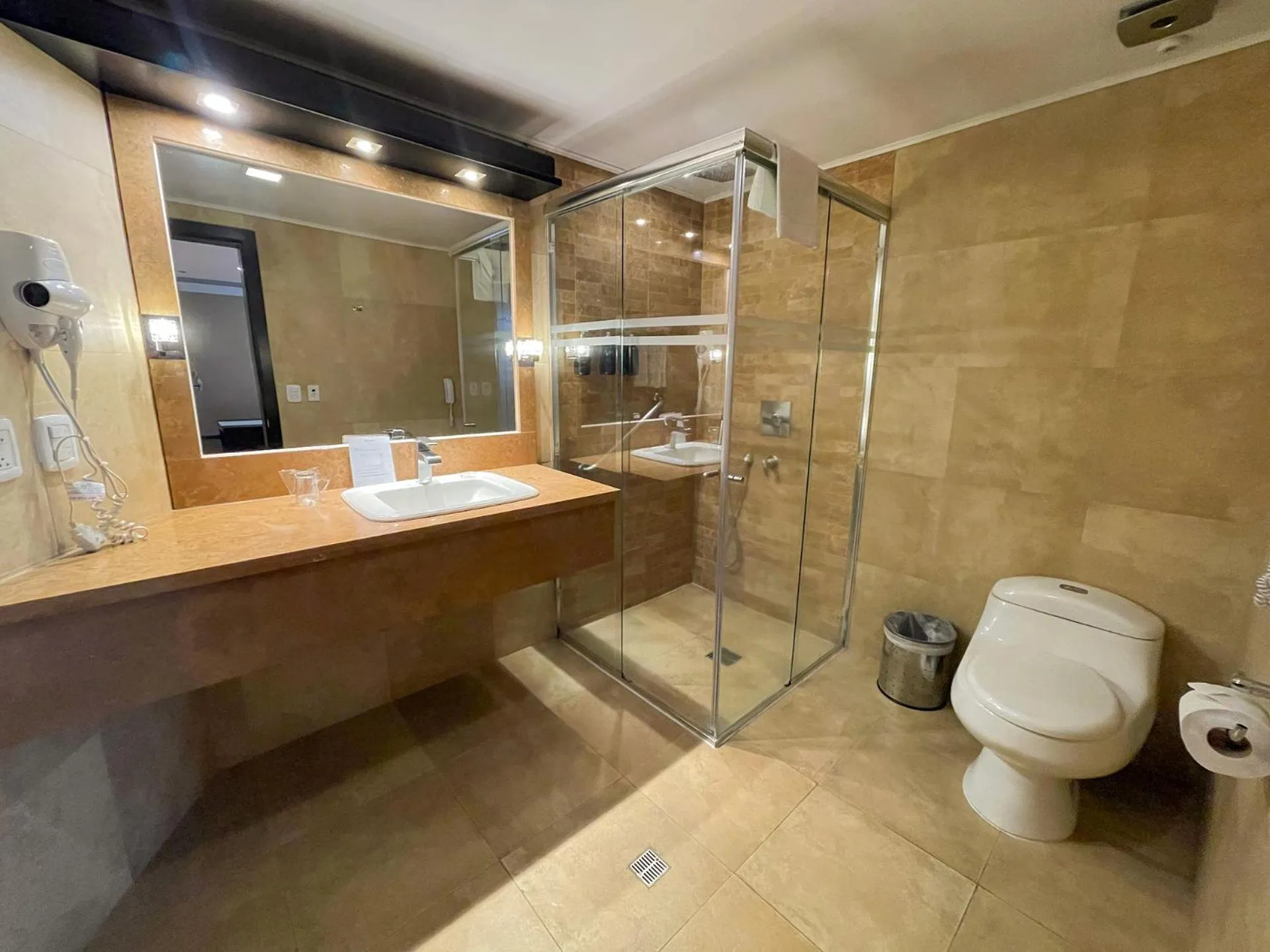 Shower in Mercure Alameda Quito