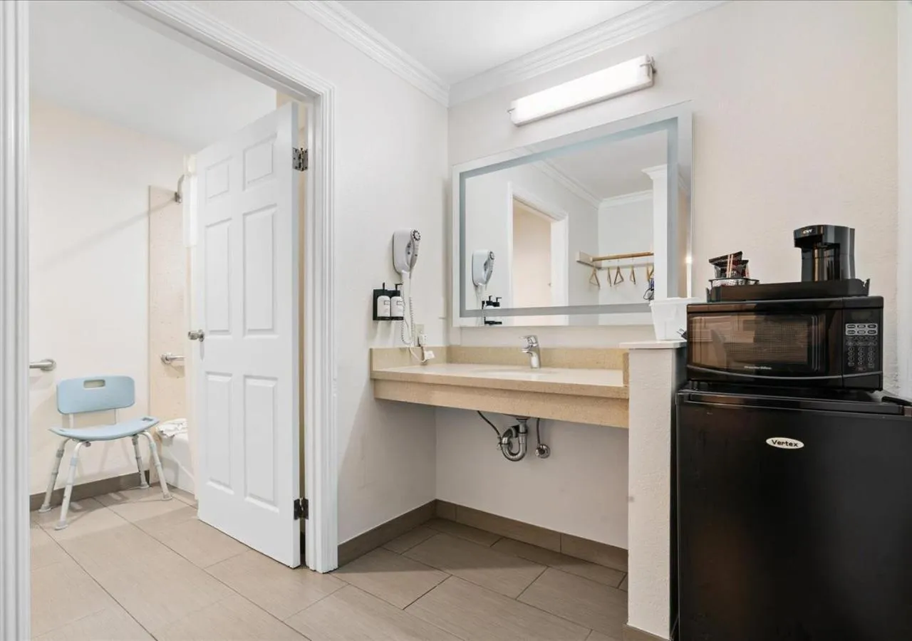 Bathroom in Pacific Shores Inn - Morro Bay