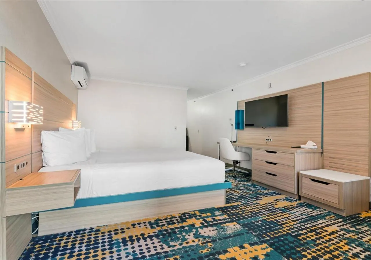 Bedroom, Bed in Pacific Shores Inn - Morro Bay