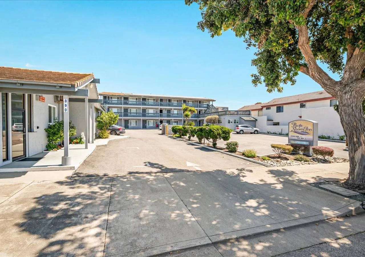 Property building in Pacific Shores Inn - Morro Bay