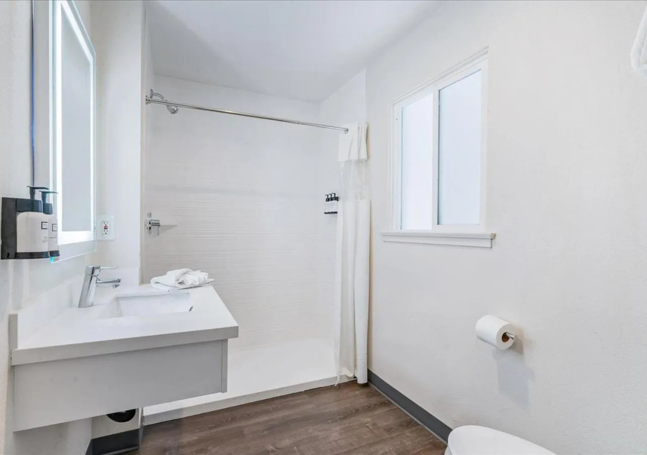 Shower in Pacific Shores Inn - Morro Bay