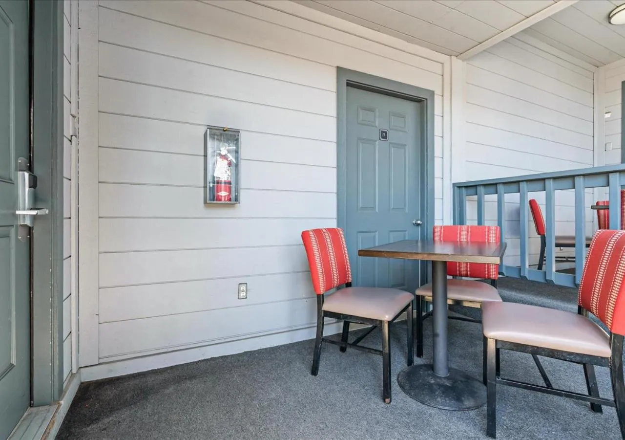 Seating area in Pacific Shores Inn - Morro Bay