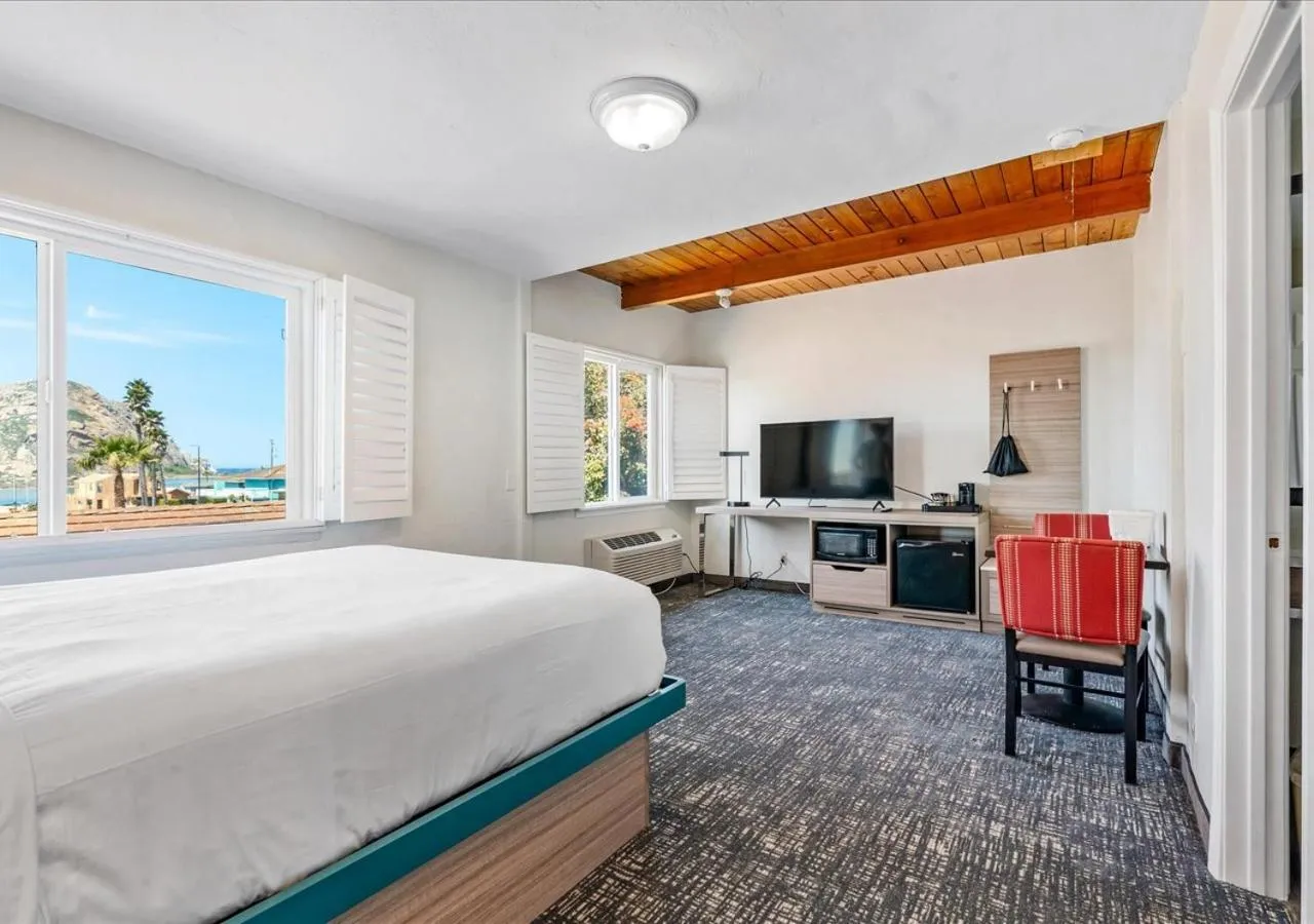 Photo of the whole room, Bed in Pacific Shores Inn - Morro Bay