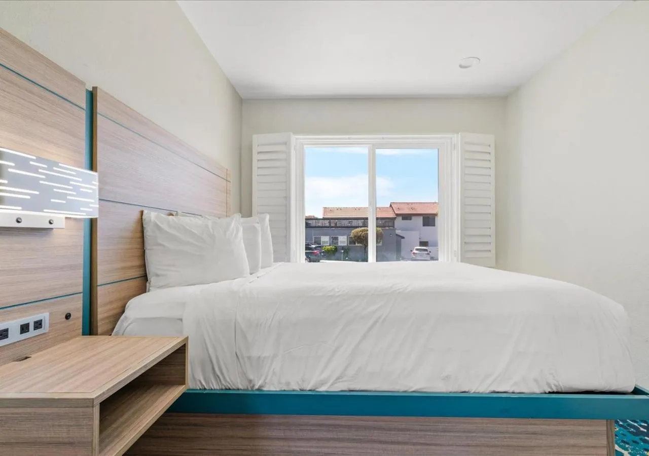 Bed in Pacific Shores Inn - Morro Bay