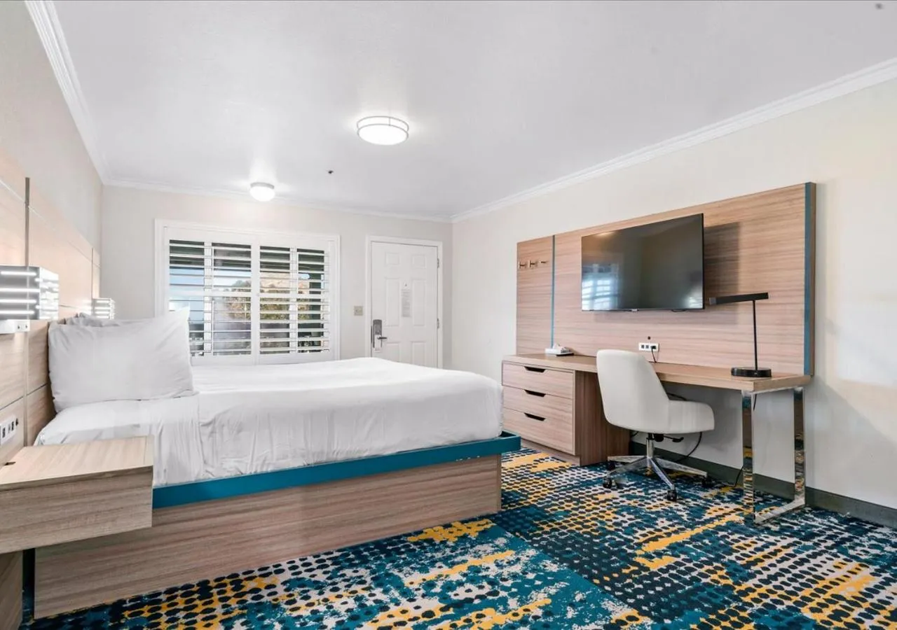 Bed in Pacific Shores Inn - Morro Bay