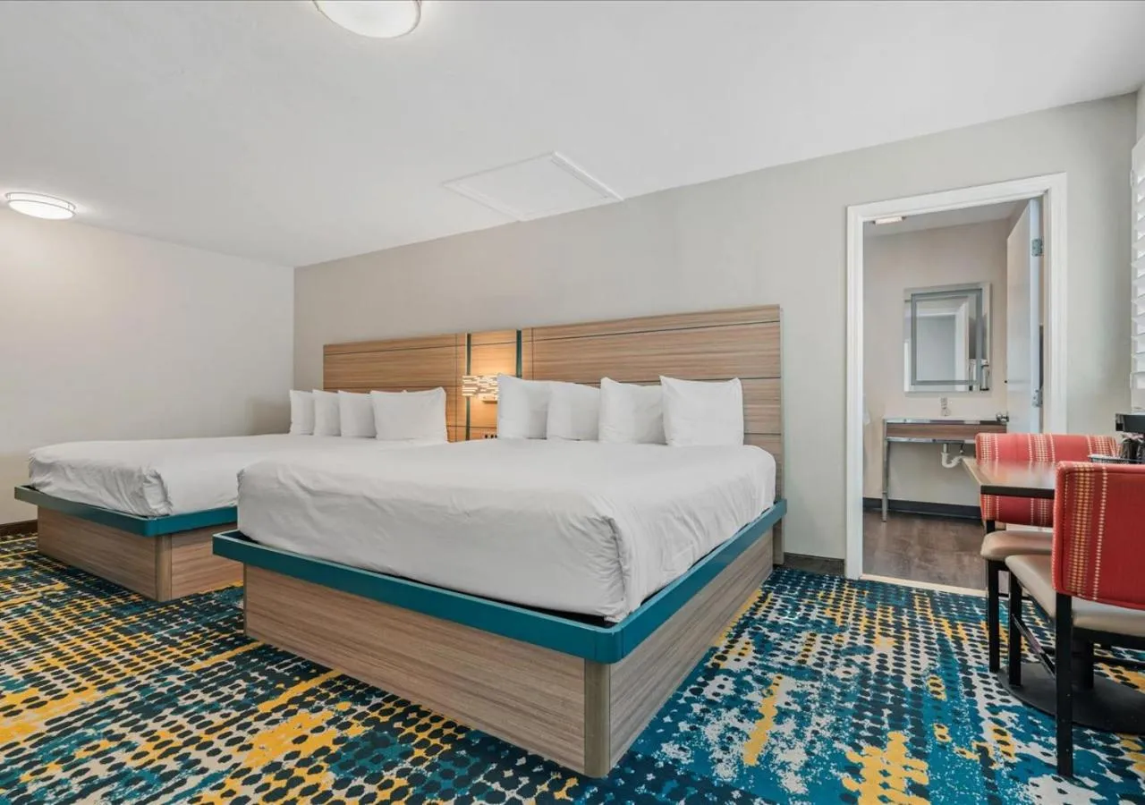 Bed in Pacific Shores Inn - Morro Bay