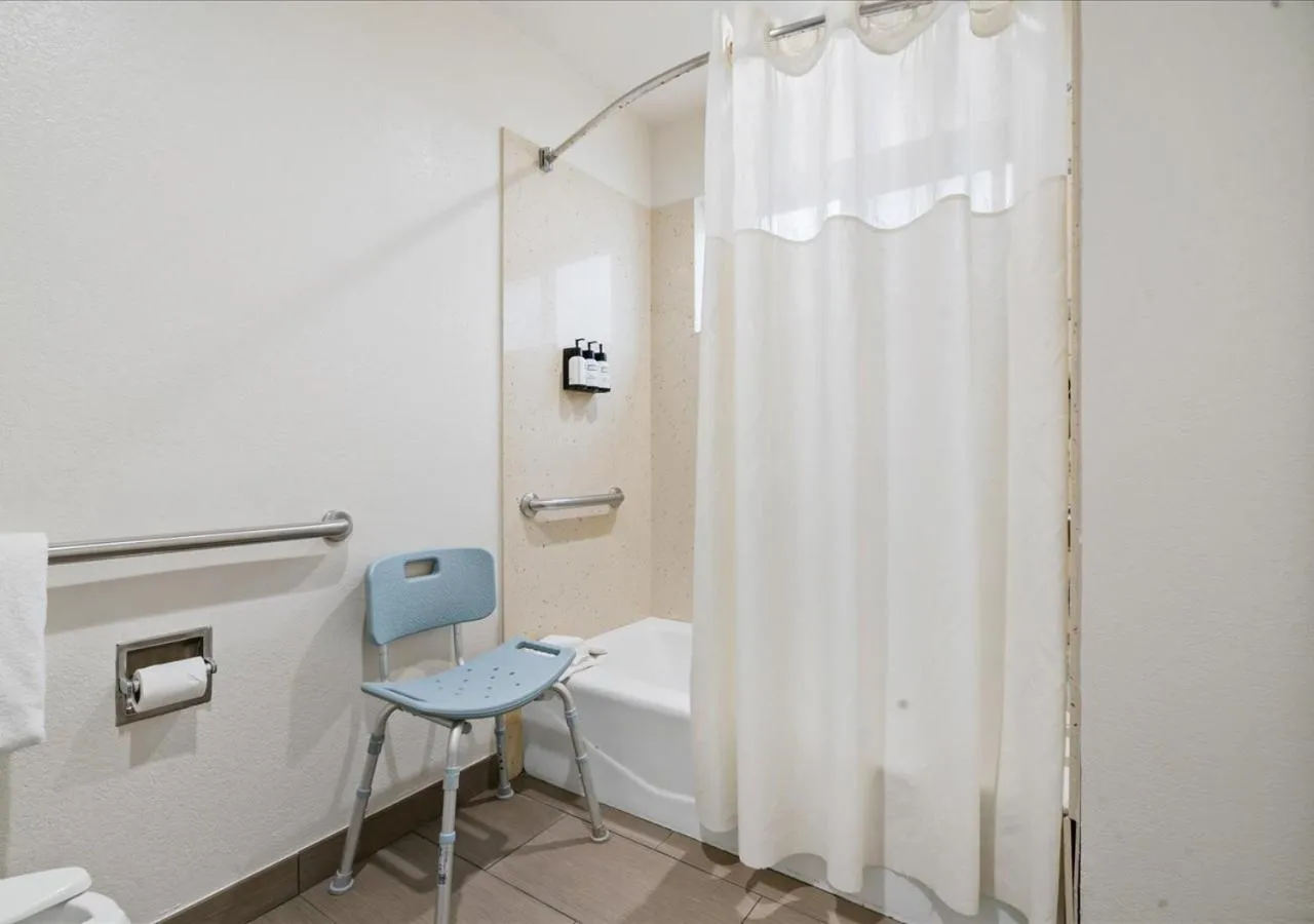 Bathroom in Pacific Shores Inn - Morro Bay