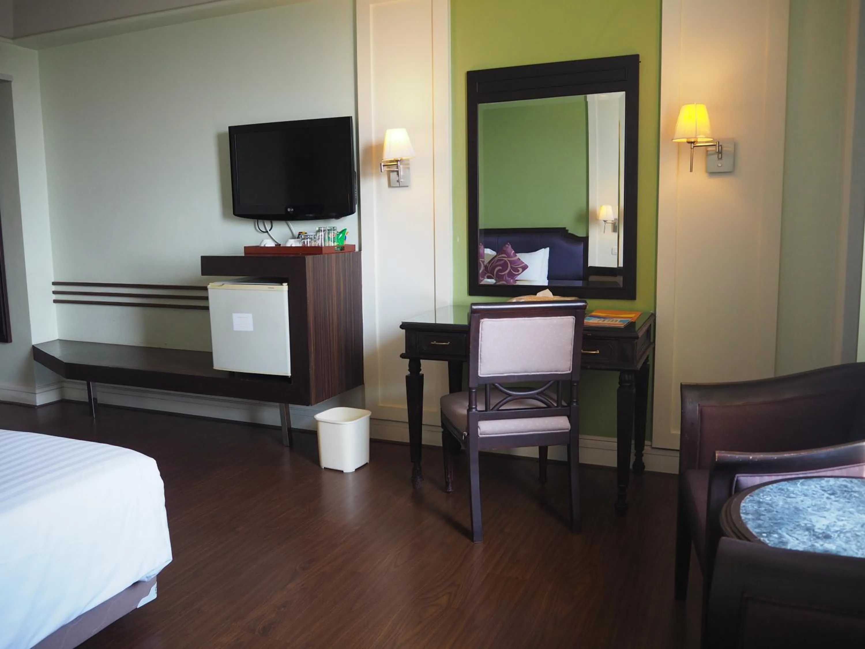 Bed in Charoen Thani Hotel, Khon Kaen