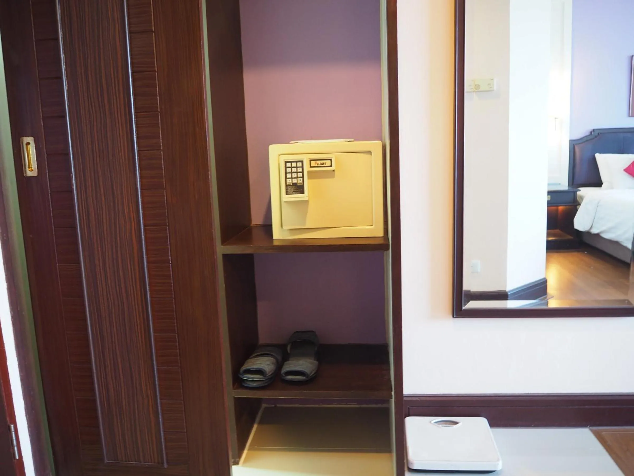 Bed in Charoen Thani Hotel, Khon Kaen