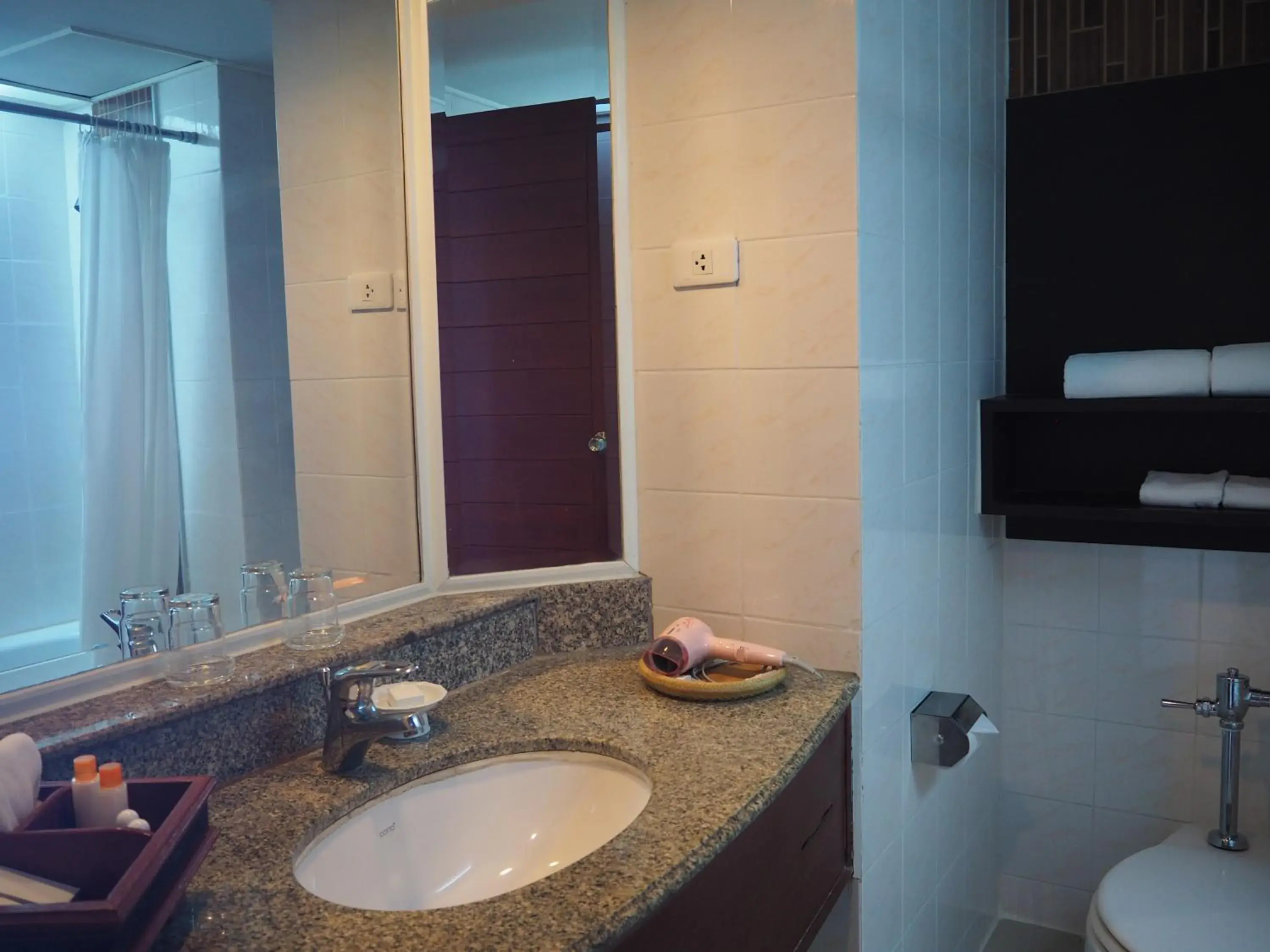 Deluxe Double or Twin Room in Charoen Thani Hotel, Khon Kaen Deluxe Double or Twin Room in Charoen Thani Hotel, Khon Kaen