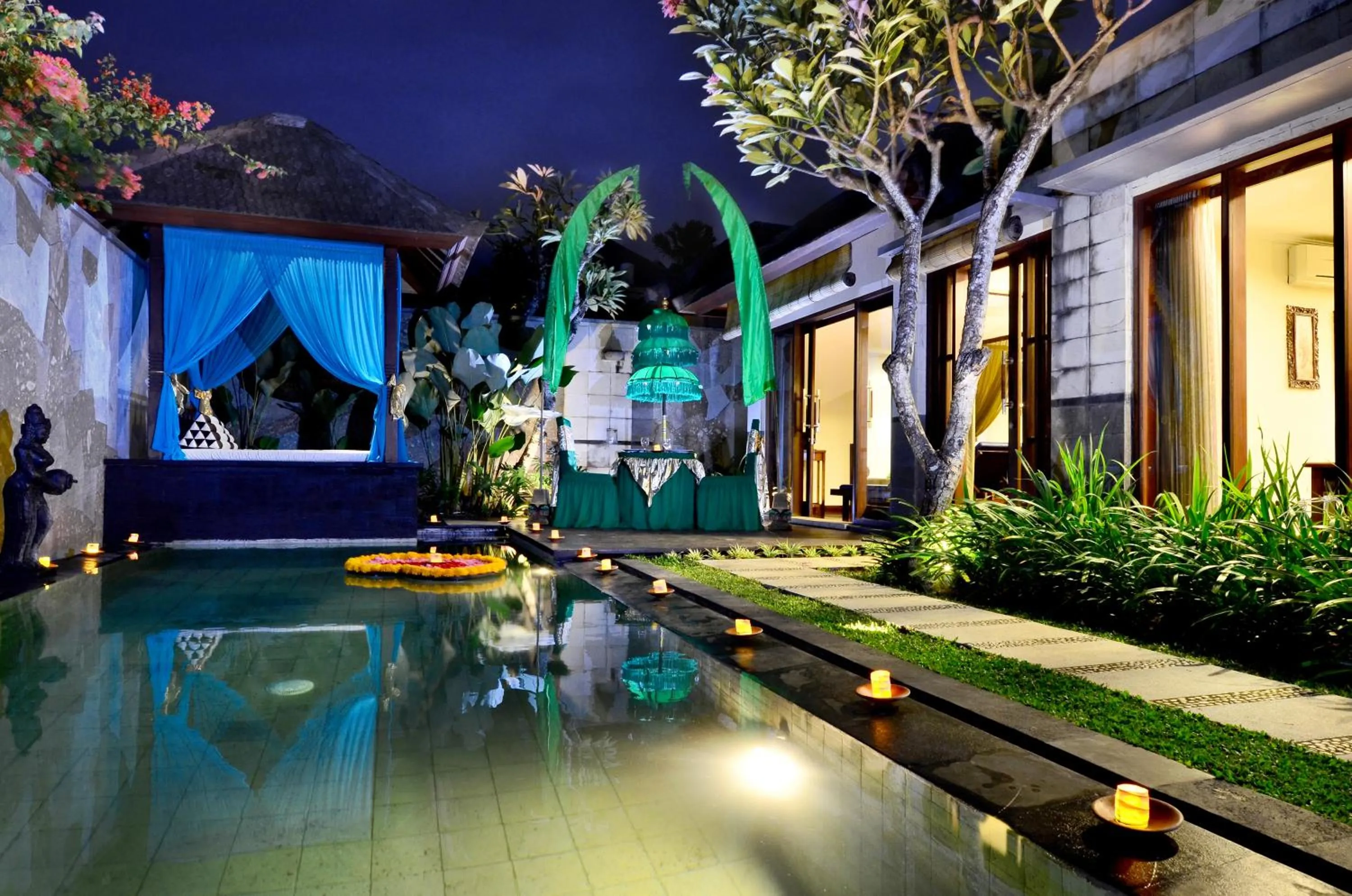 Swimming pool in The Khayangan Dreams Villa, Seminyak