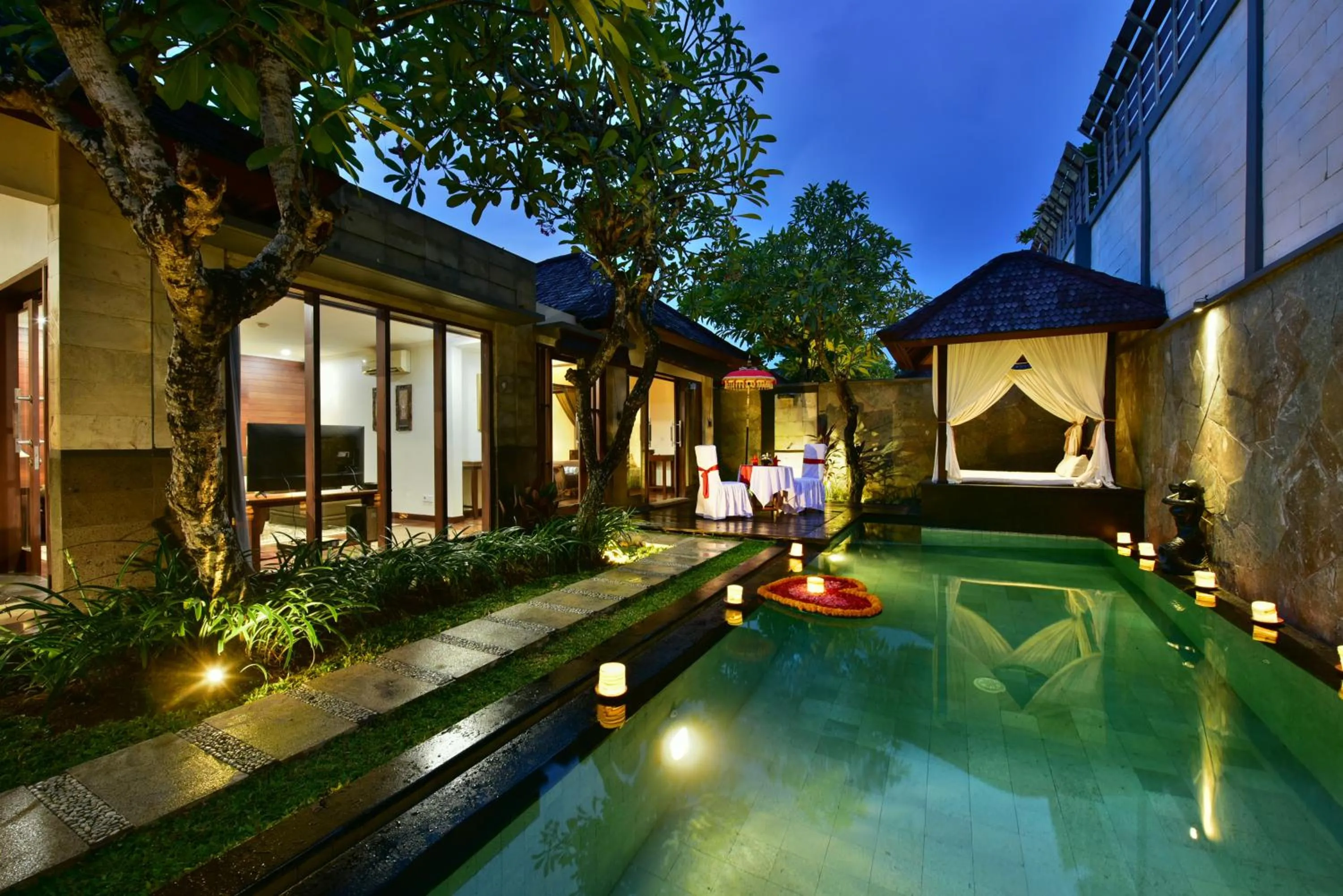 Swimming pool in The Khayangan Dreams Villa, Seminyak