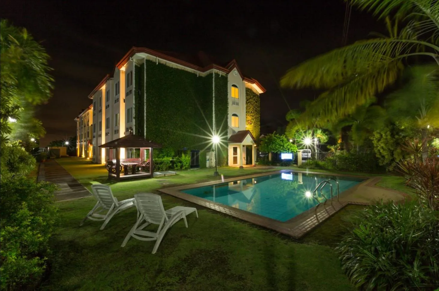 Swimming pool in Microtel by Wyndham Batangas