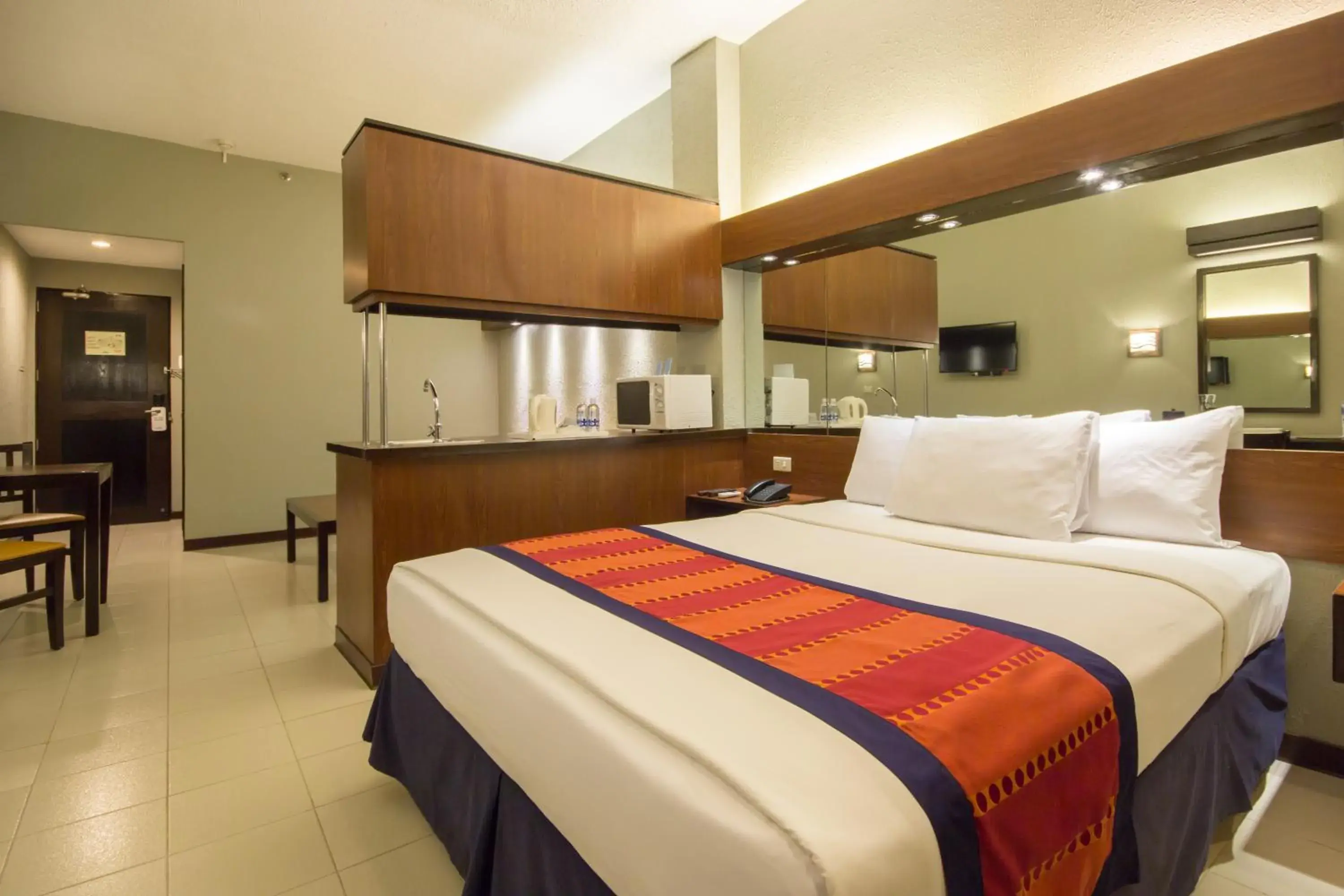 Queen Suite - Non-Smoking in Microtel by Wyndham Eagle Ridge Queen Suite - Non-Smoking in Microtel by Wyndham Eagle Ridge