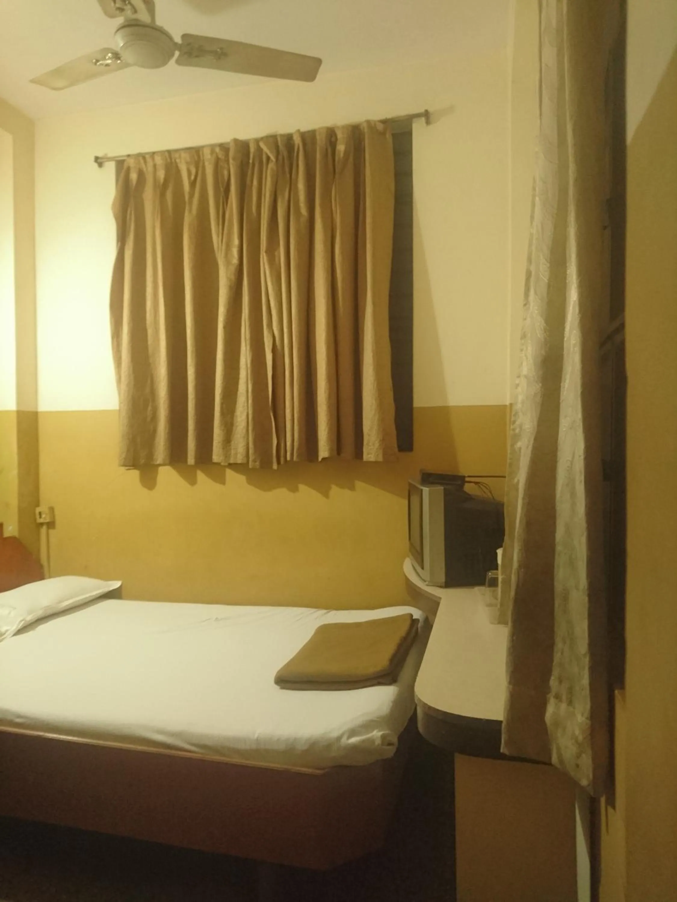 Bed in Greens Residency