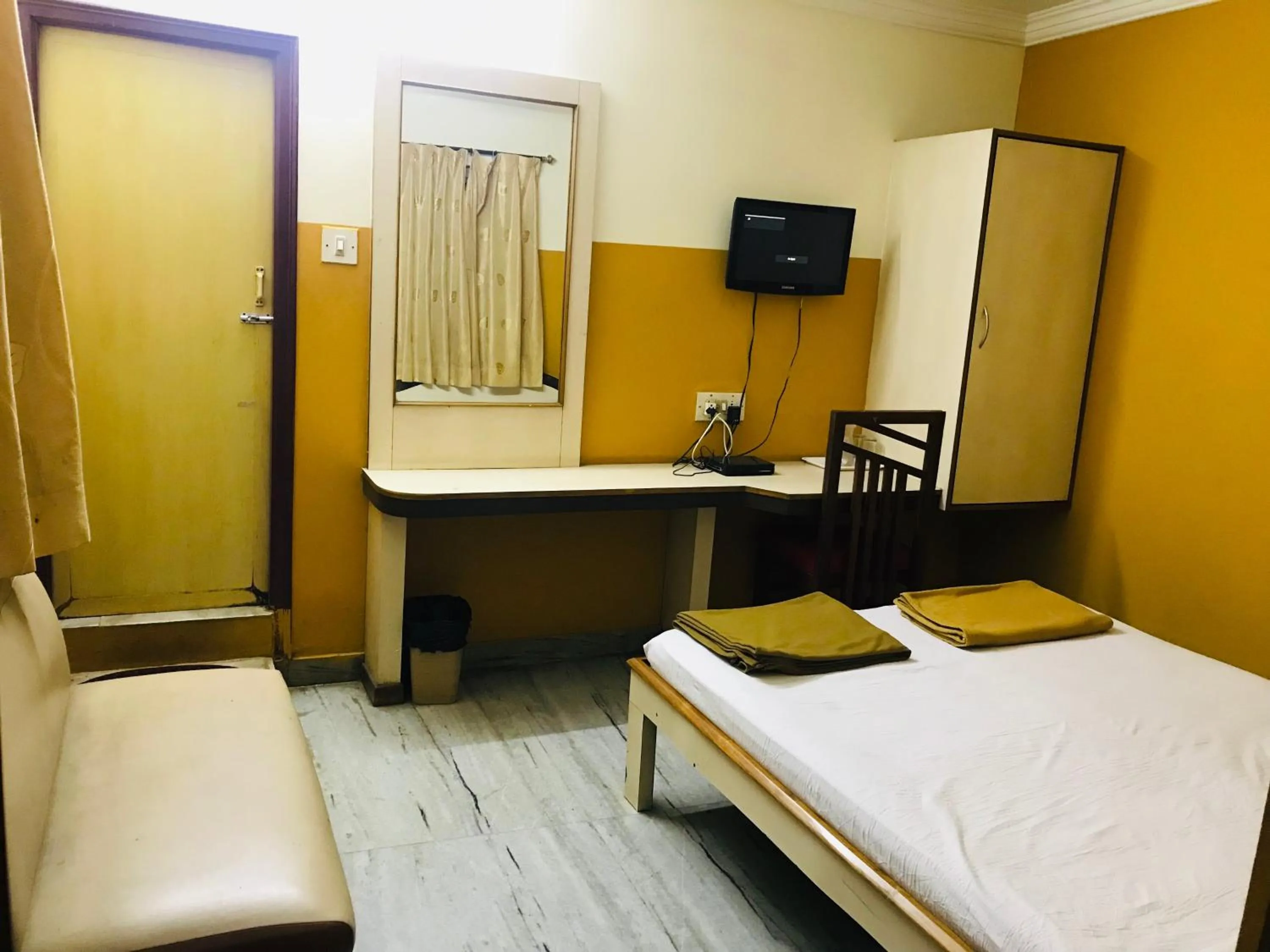 Communal lounge/ TV room in Greens Residency