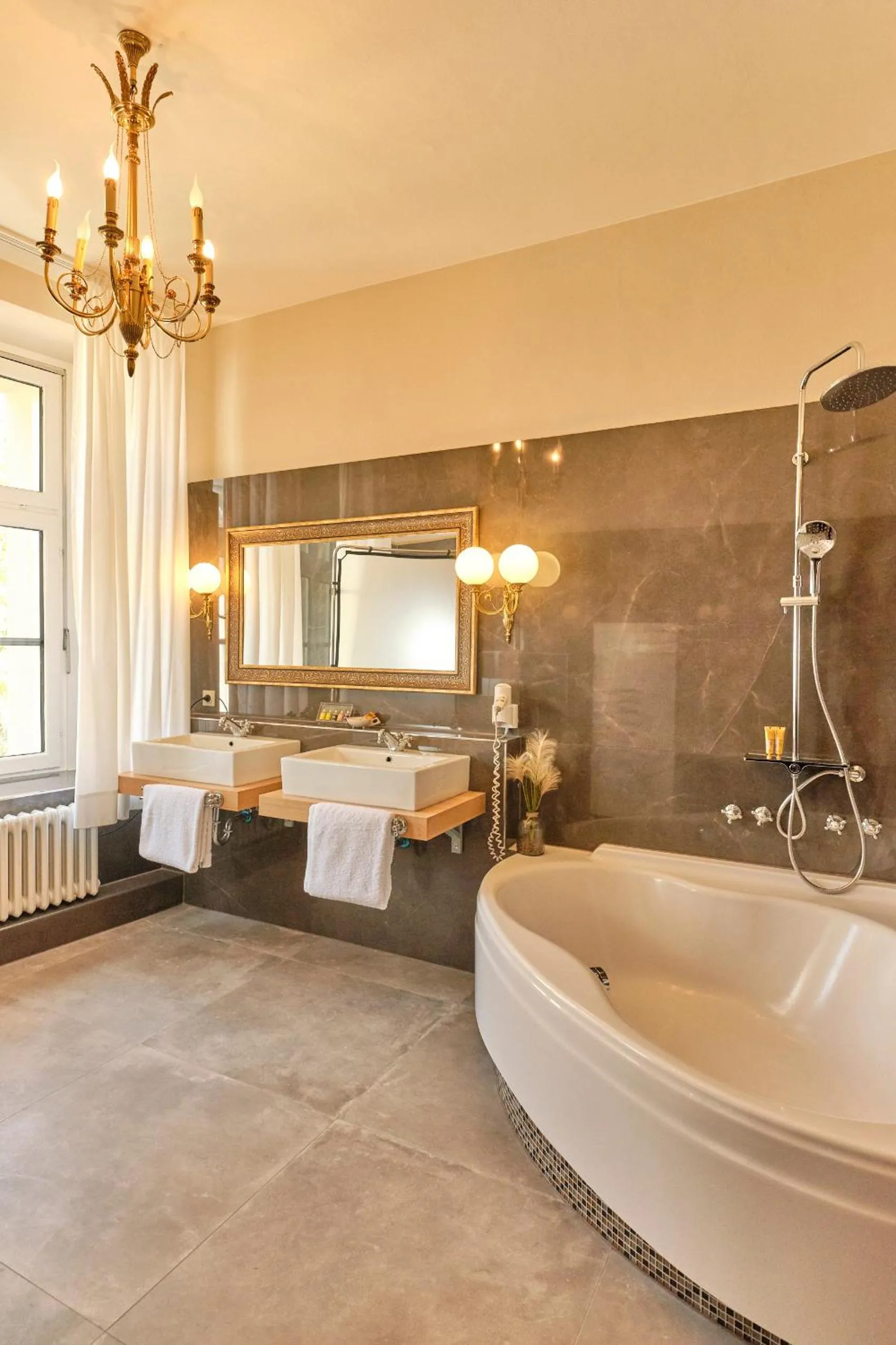 Bathroom, Bed in Hotel van Bebber