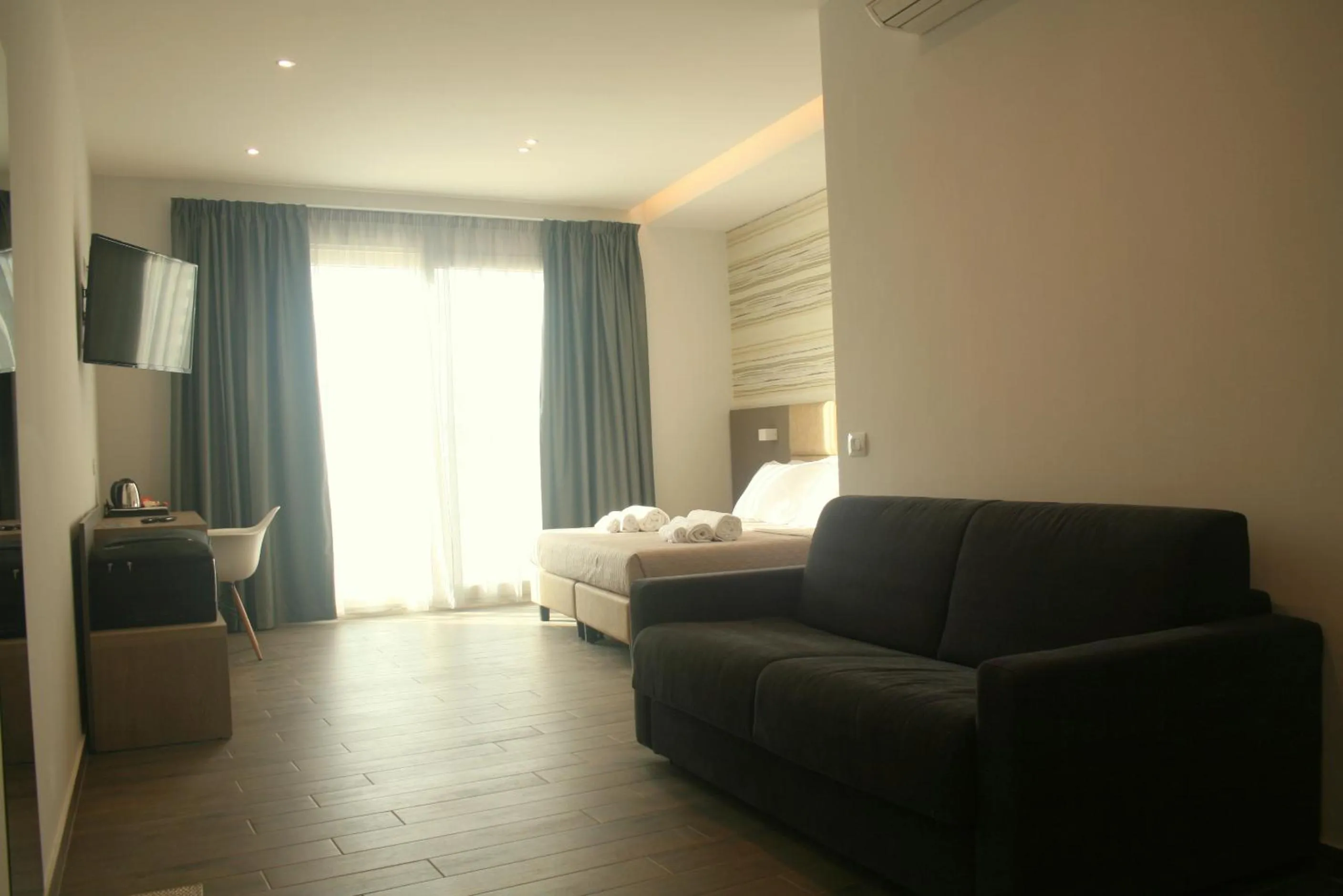 Bedroom, Bed in International Hotel Dakar