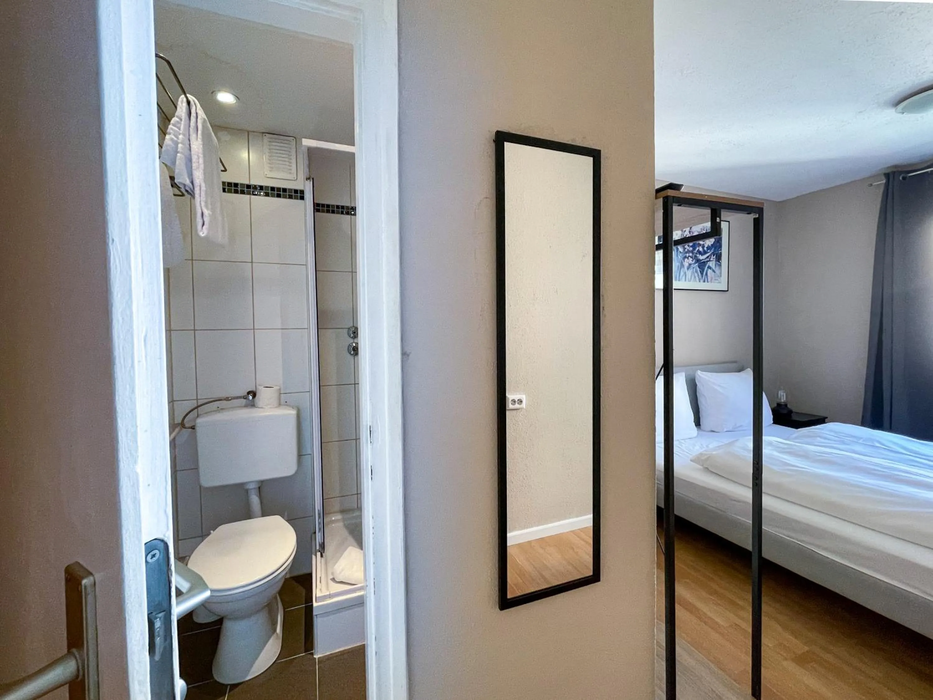 Photo of the whole room, Bed in Hotel Sendlinger Tor