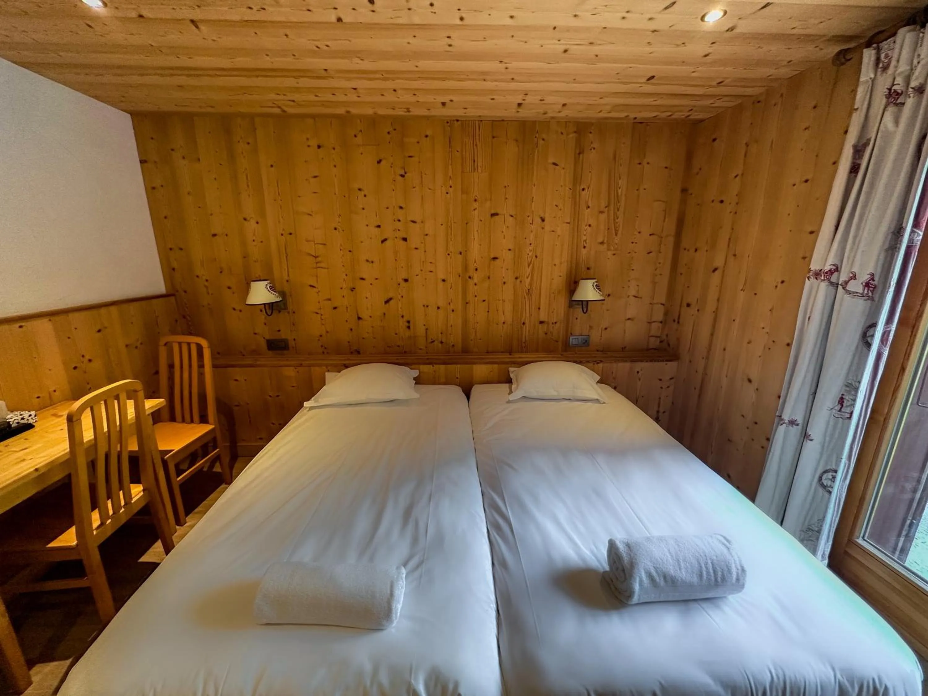 Photo of the whole room, Bed in L'Arveyron Open House