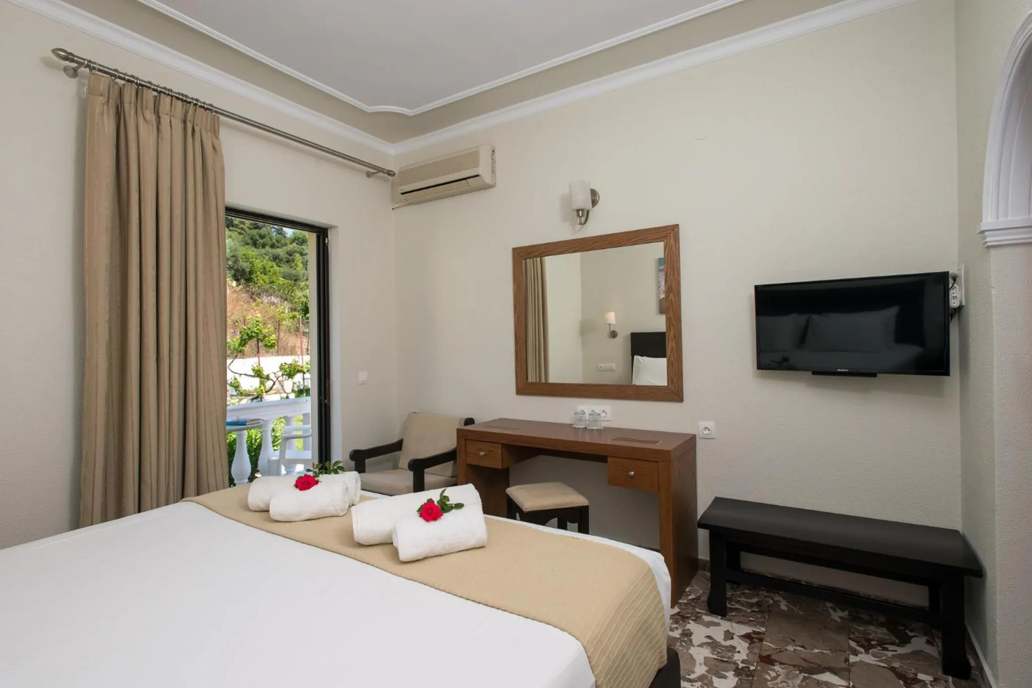 TV and multimedia, Bed in Hotel Kaiser Bridge