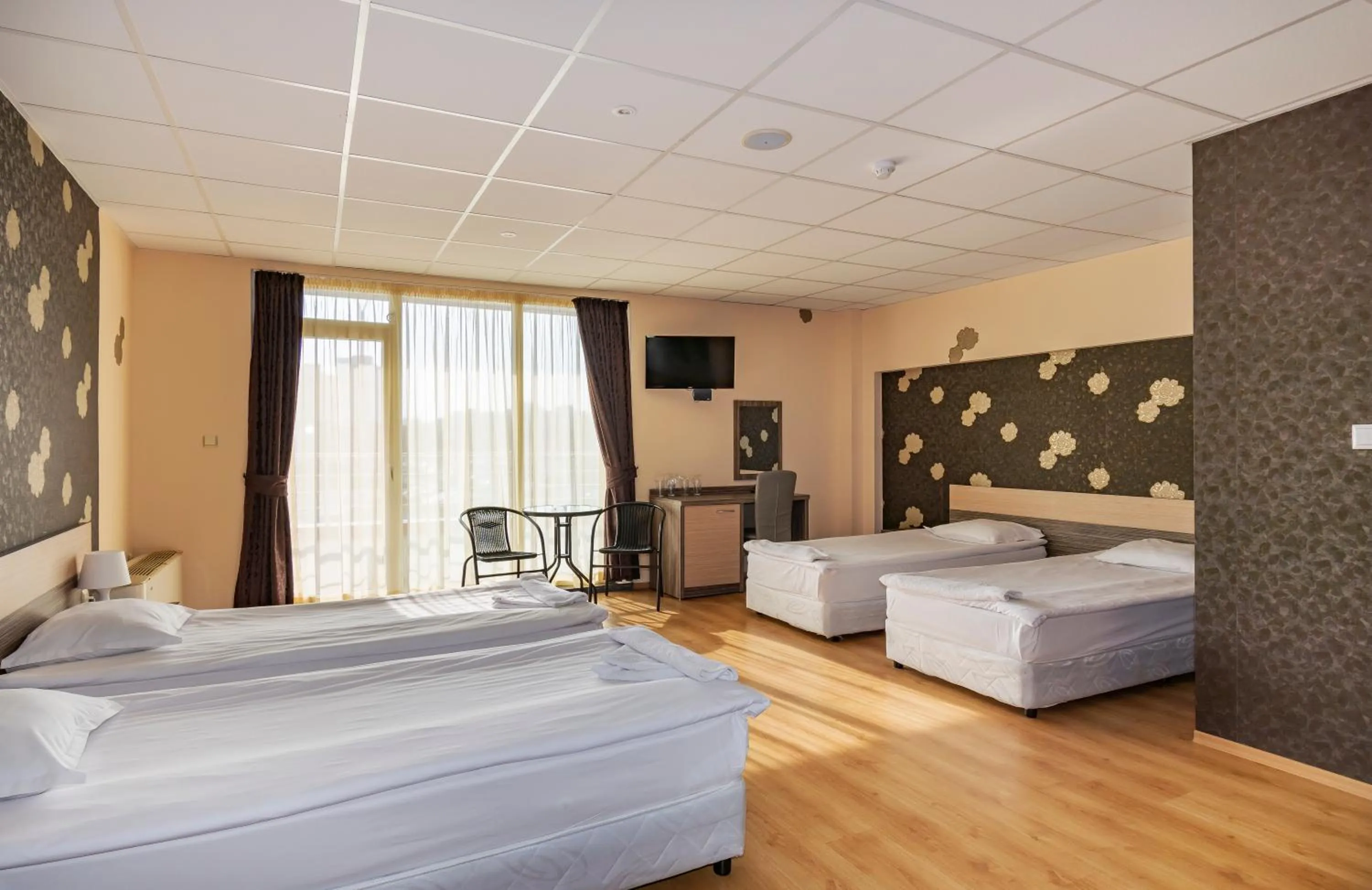 Photo of the whole room, Bed in Hotel City