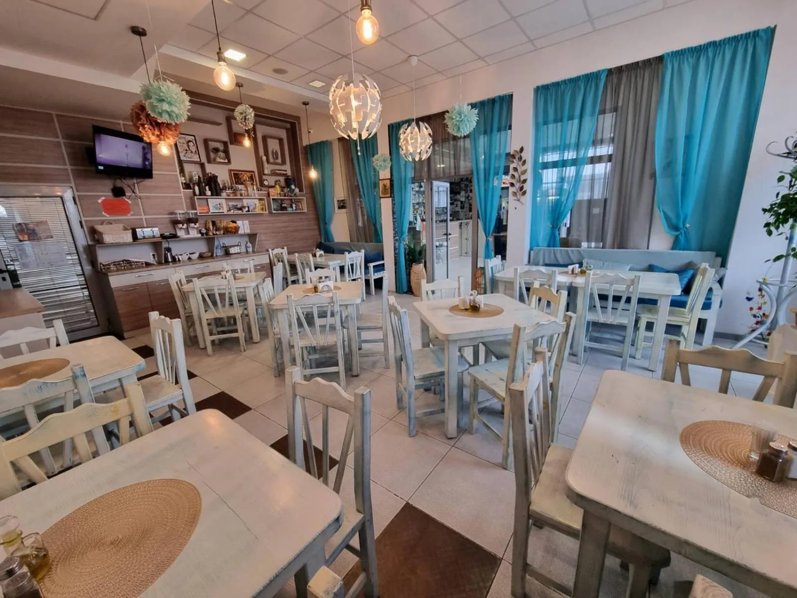 Restaurant/places to eat in Hotel City