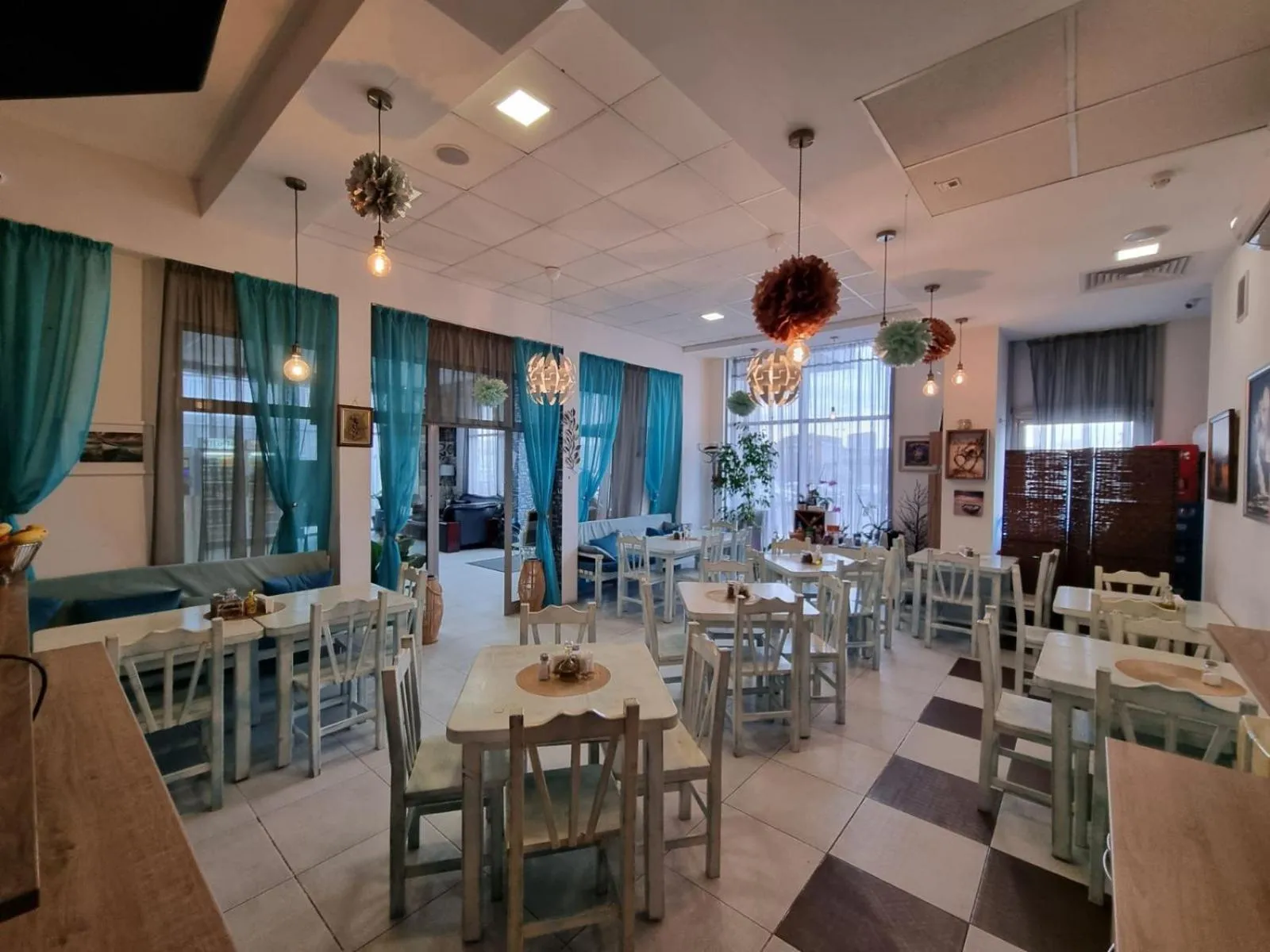 Restaurant/places to eat in Hotel City