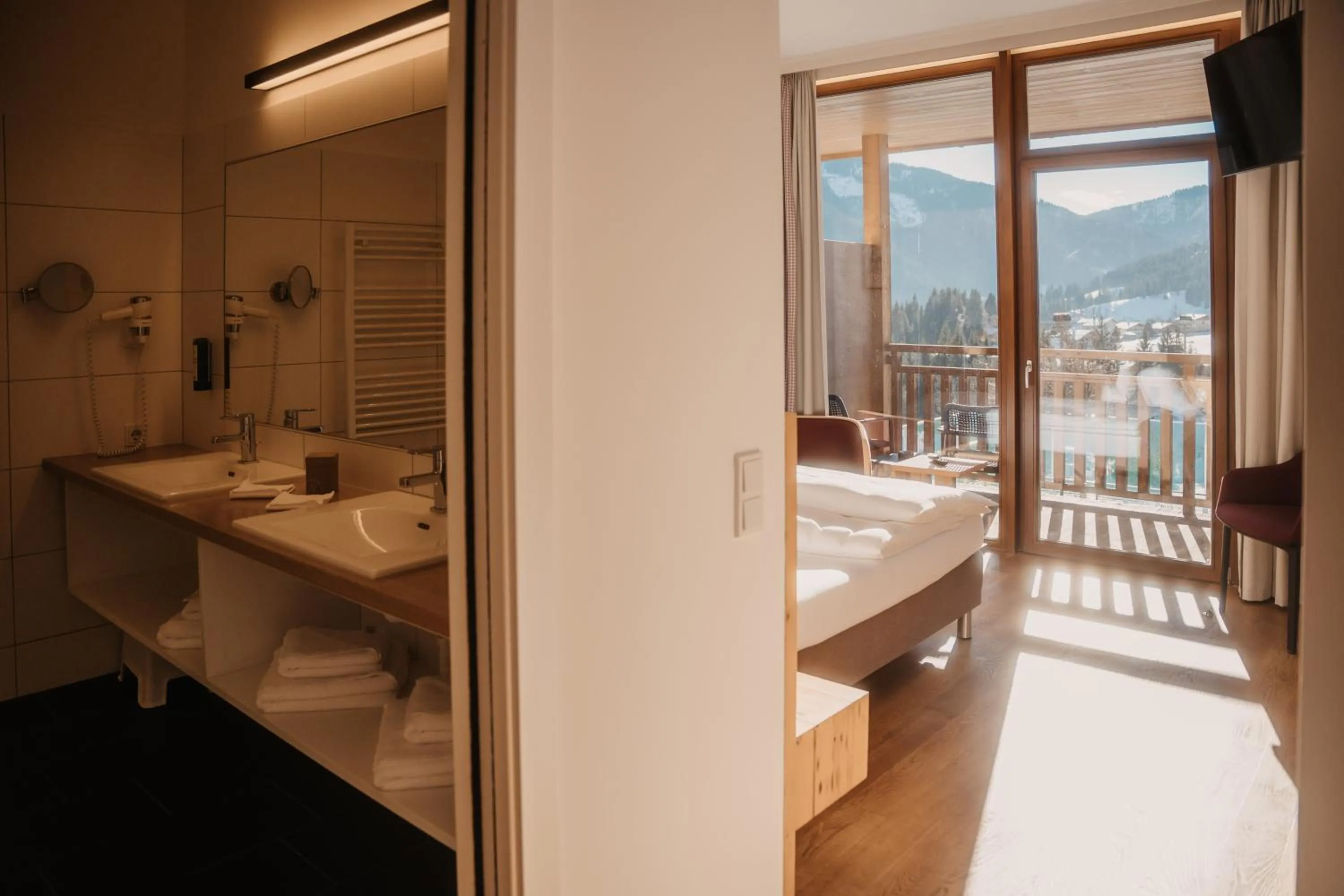 Bathroom, Bed in Hotel Neubergerhof