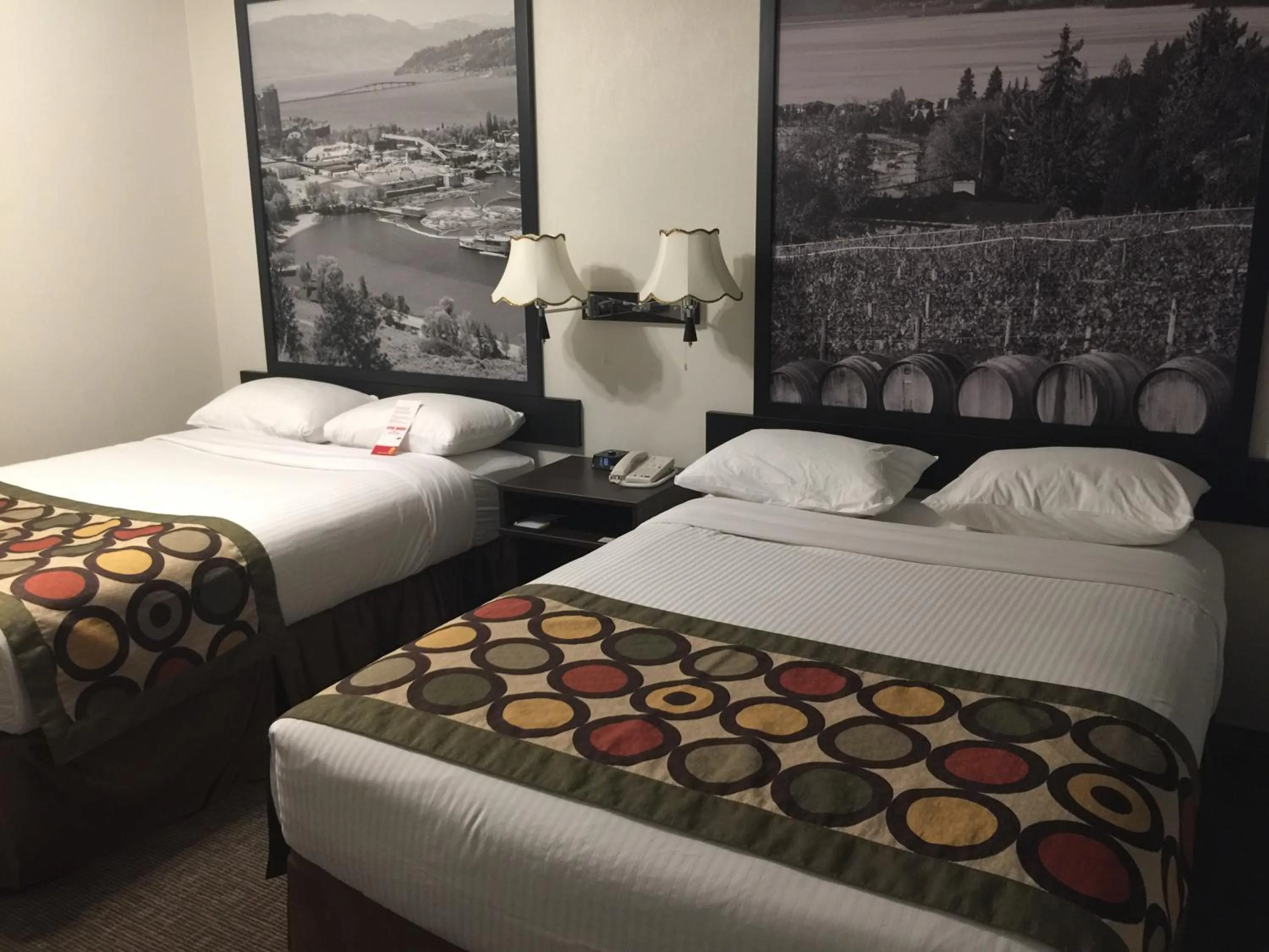 Bedroom, Bed in Super 8 by Wyndham Kelowna BC