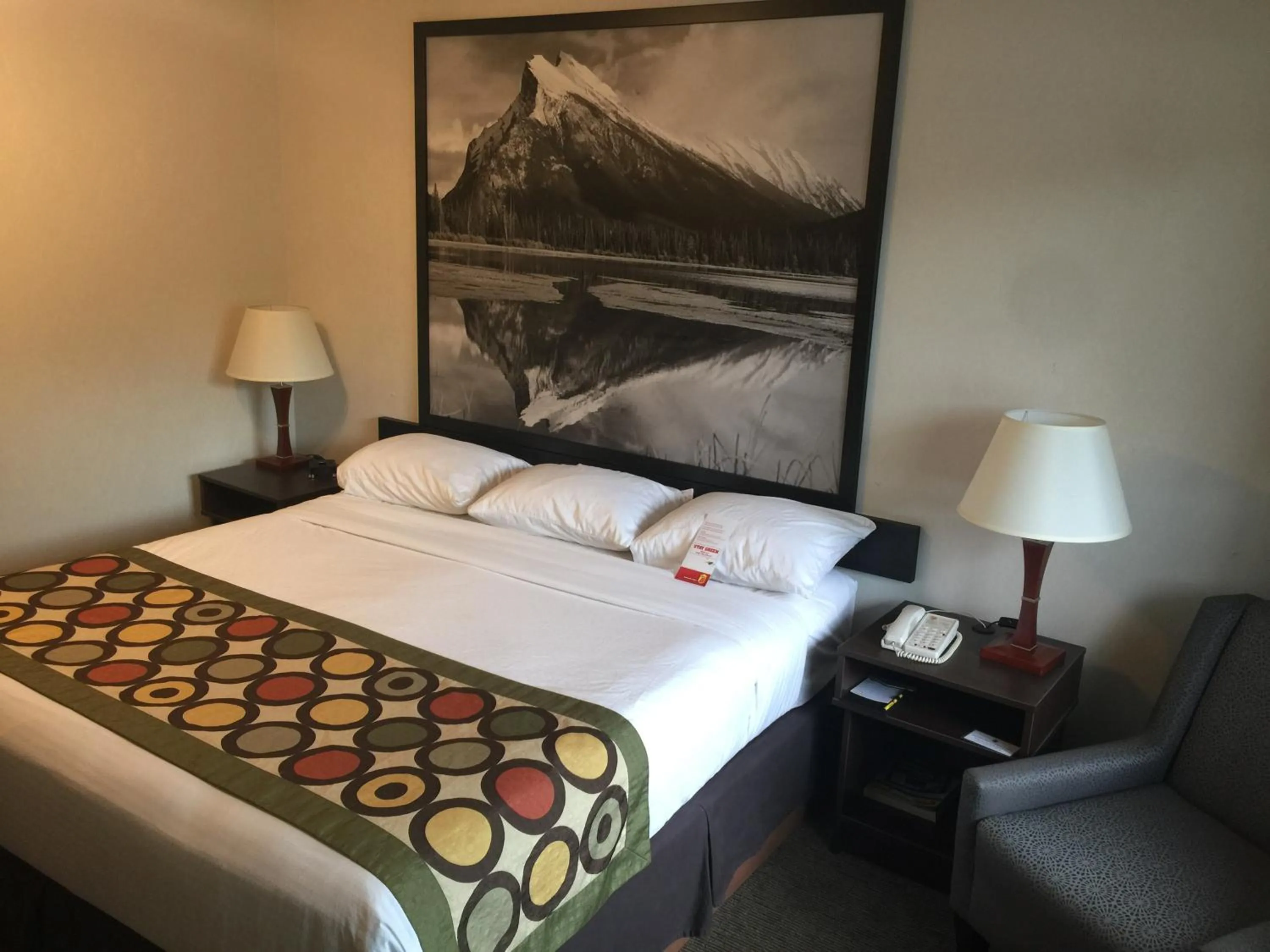 Bedroom, Bed in Super 8 by Wyndham Kelowna BC