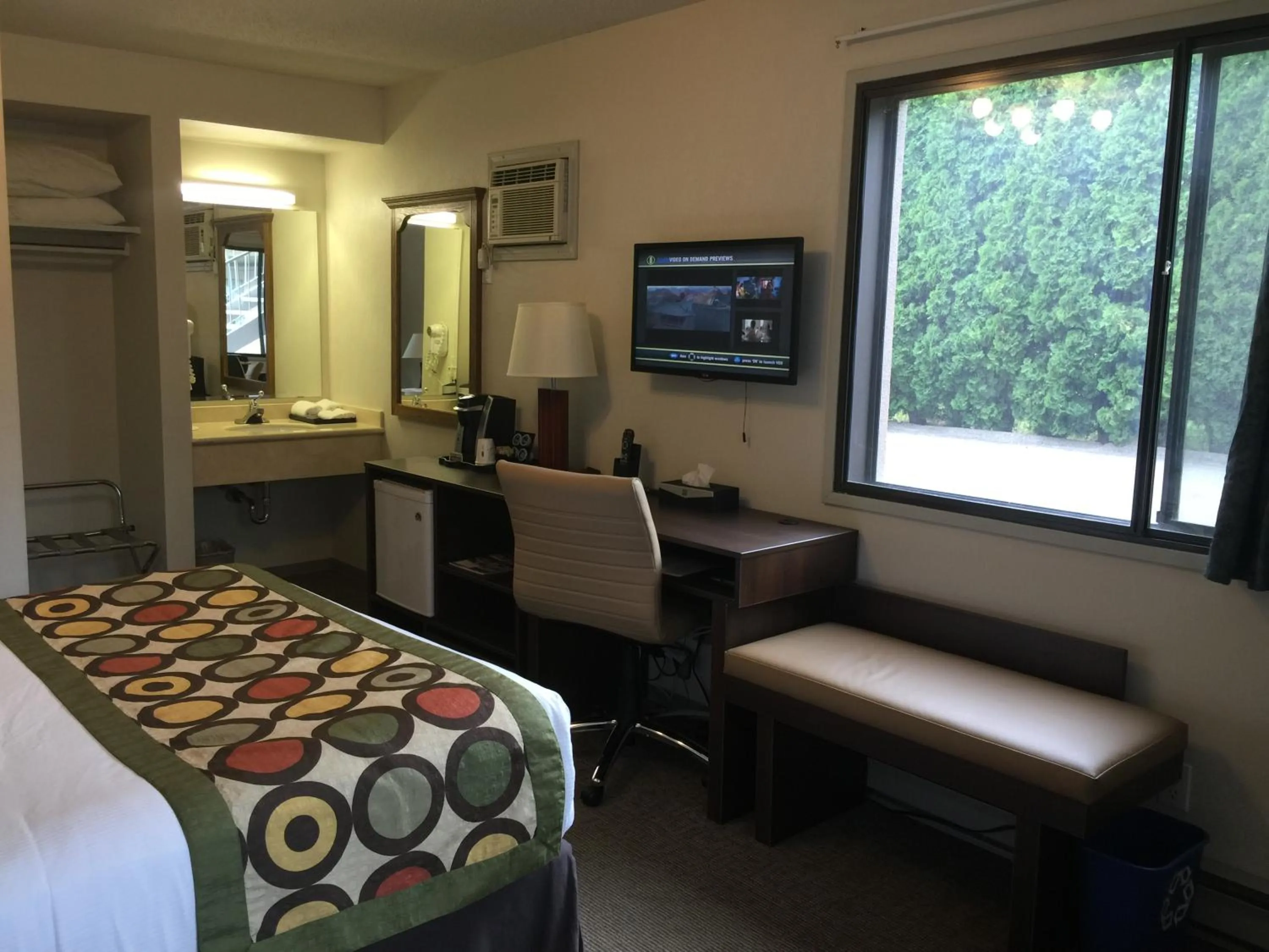 Photo of the whole room, Bed in Super 8 by Wyndham Kelowna BC