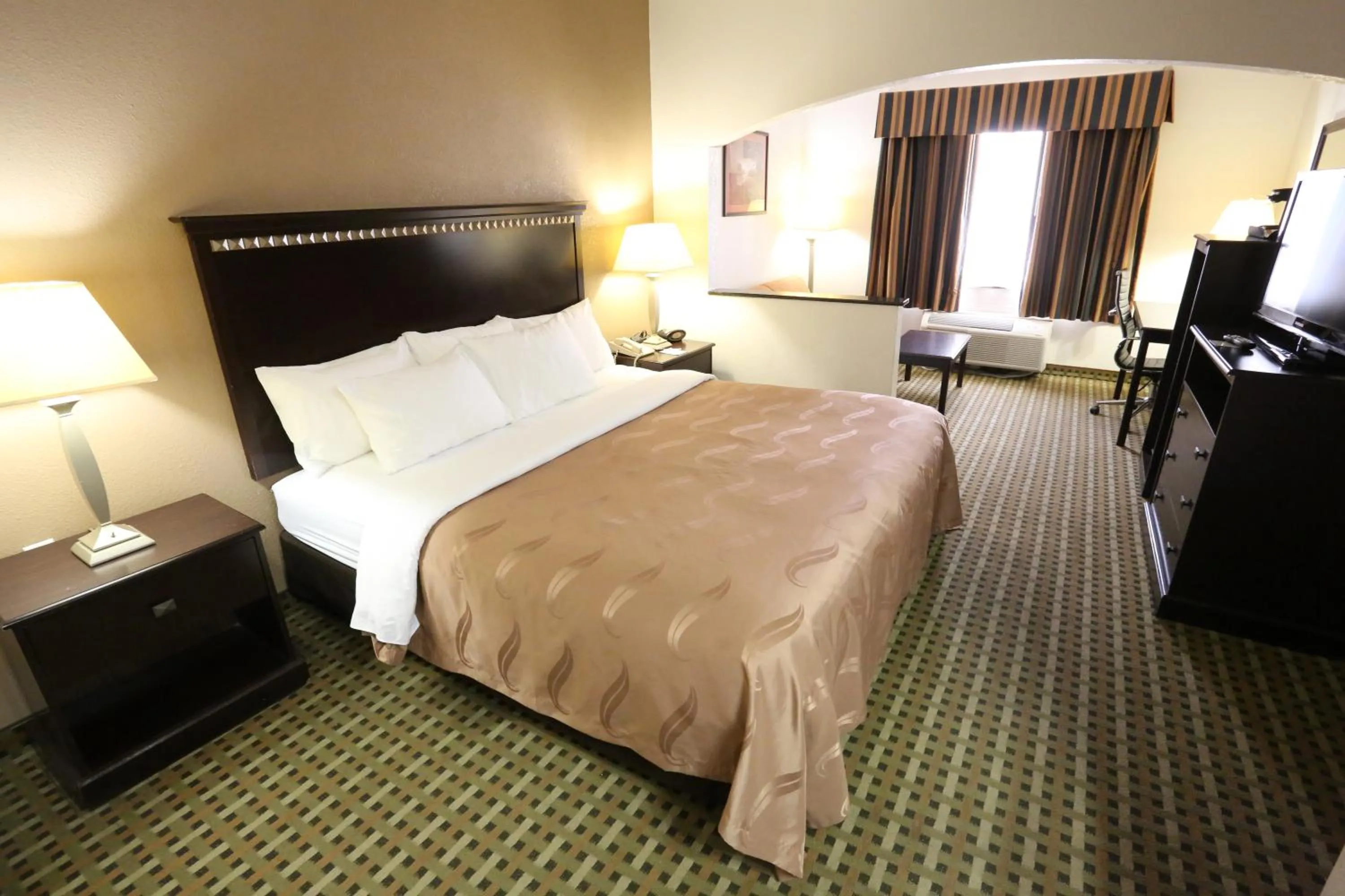 TV and multimedia, Bed in Quality Suites Burleson - Ft Worth