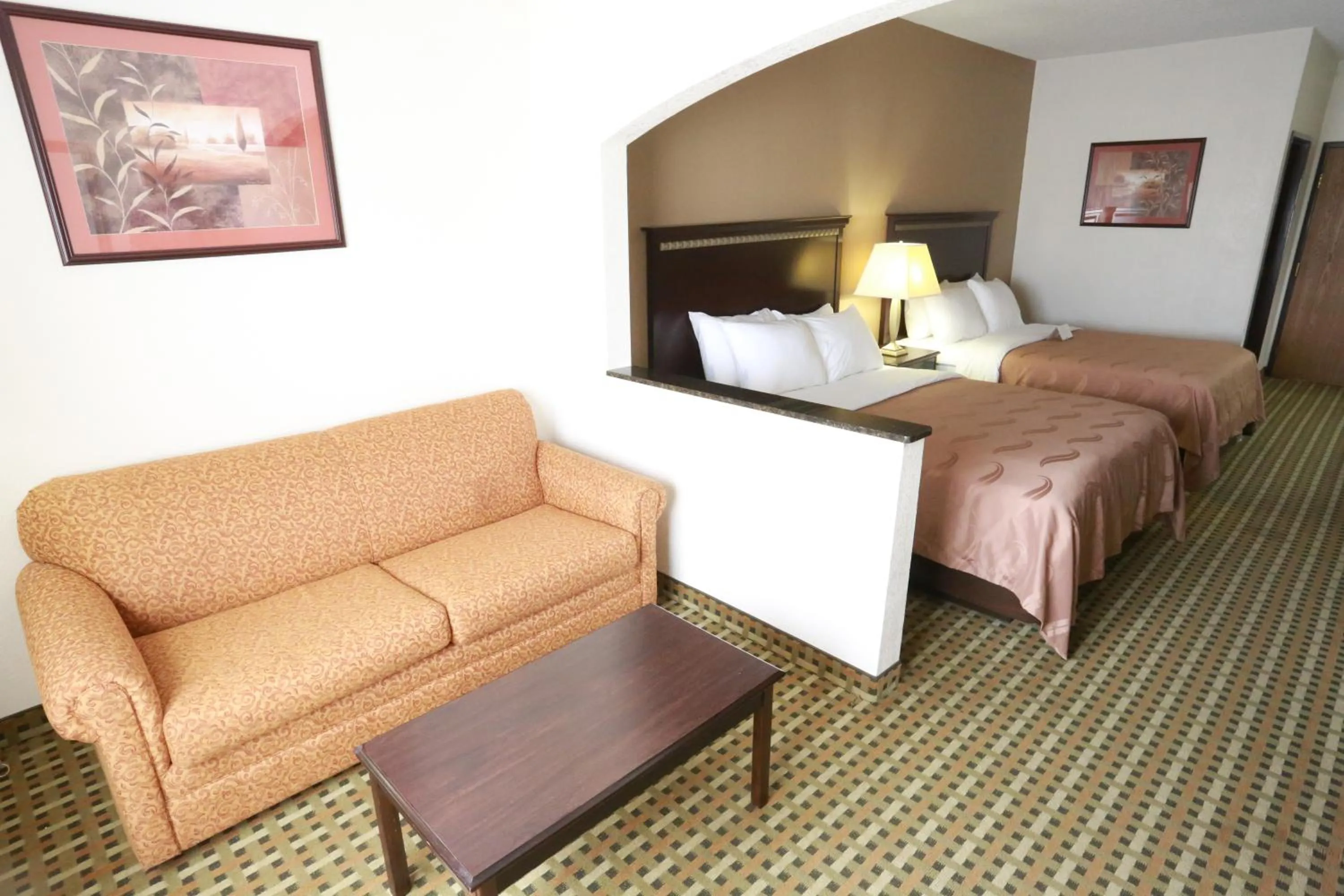 Bedroom, Bed in Quality Suites Burleson - Ft Worth