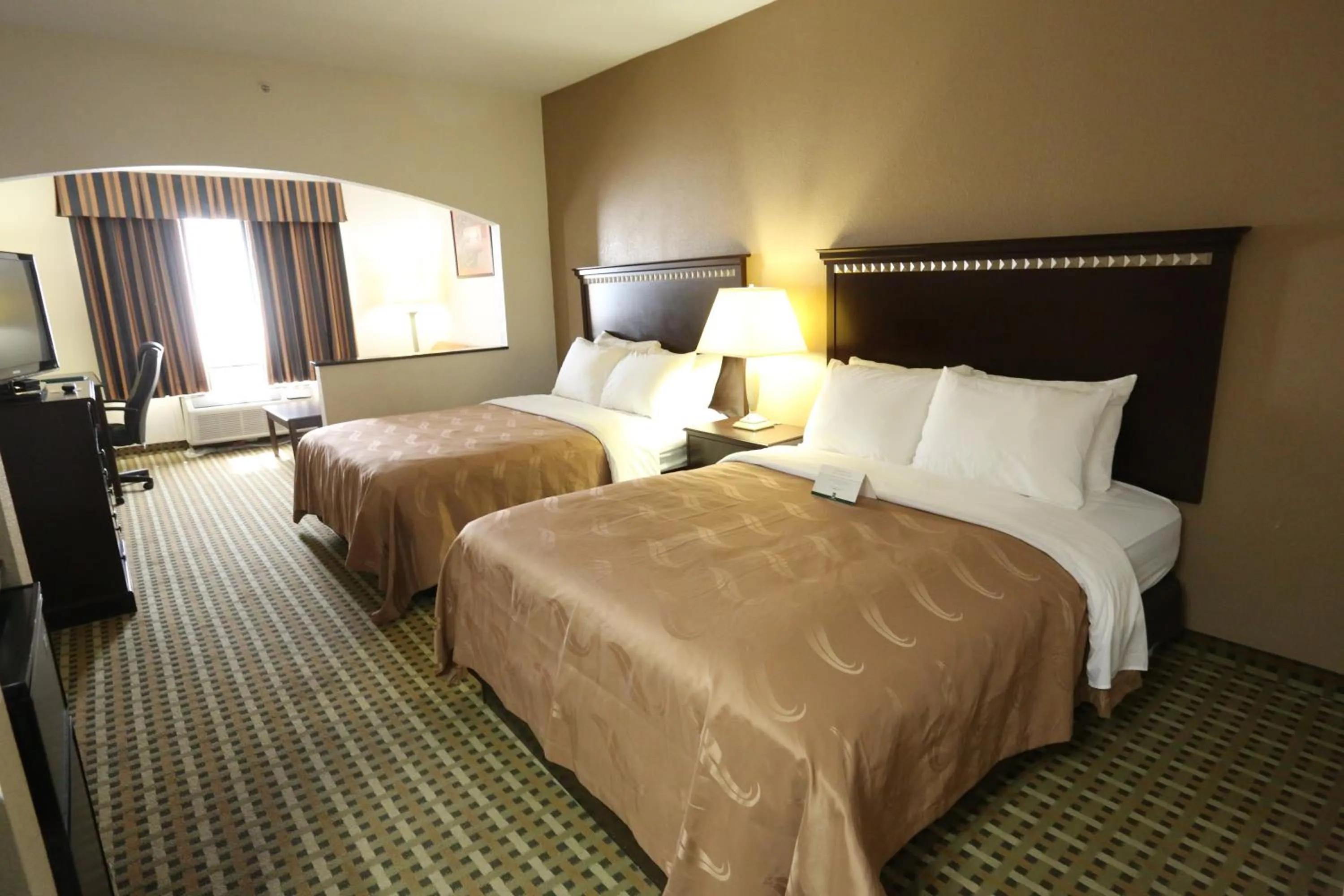 Photo of the whole room, Bed in Quality Suites Burleson - Ft Worth