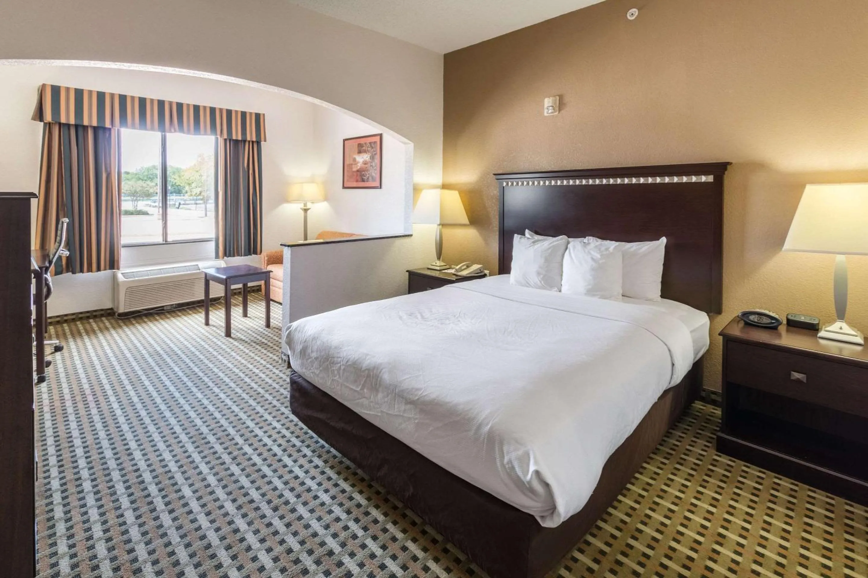 Photo of the whole room, Bed in Quality Suites Burleson - Ft Worth