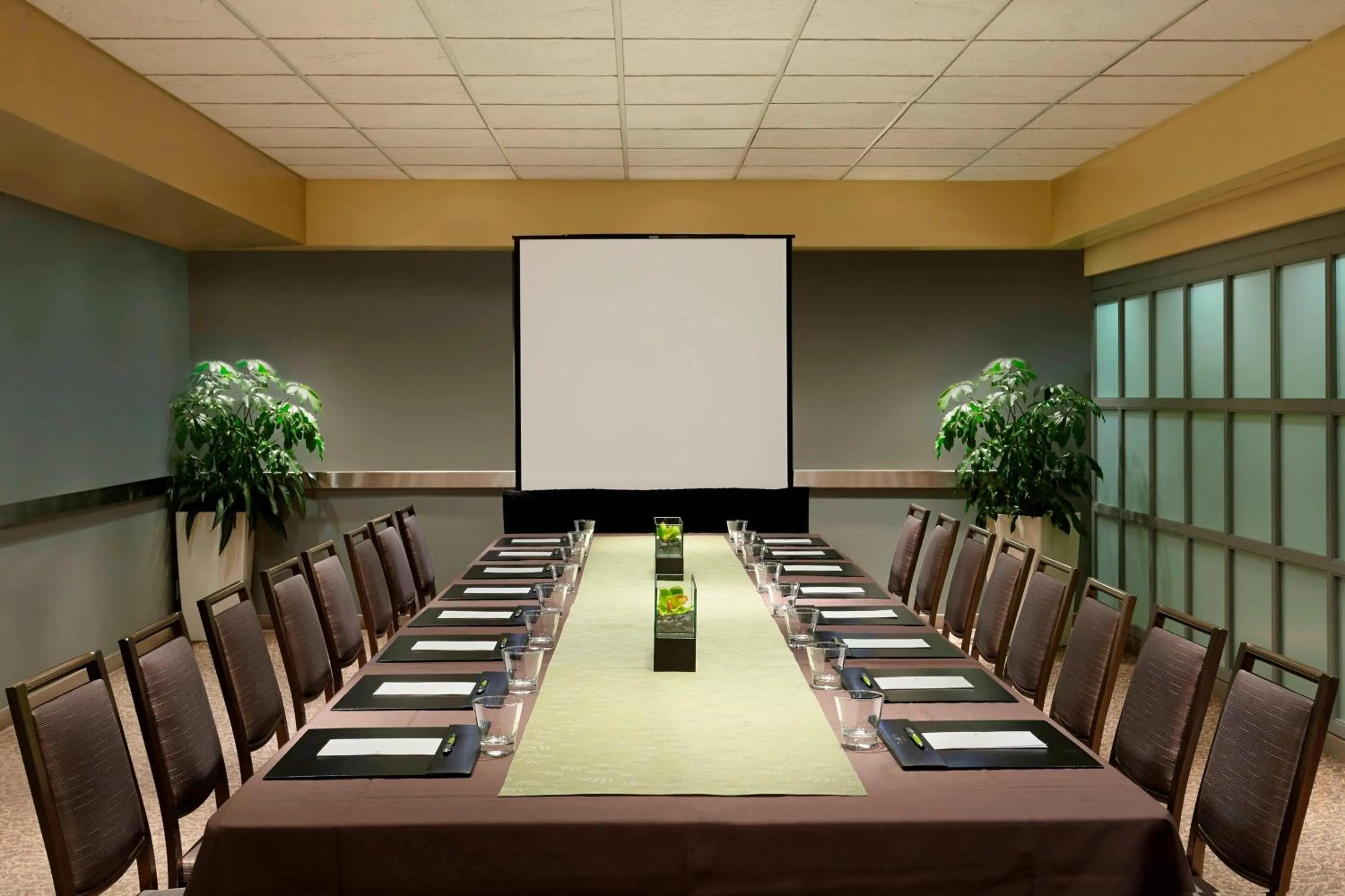 Lounge or bar in The Westin Calgary