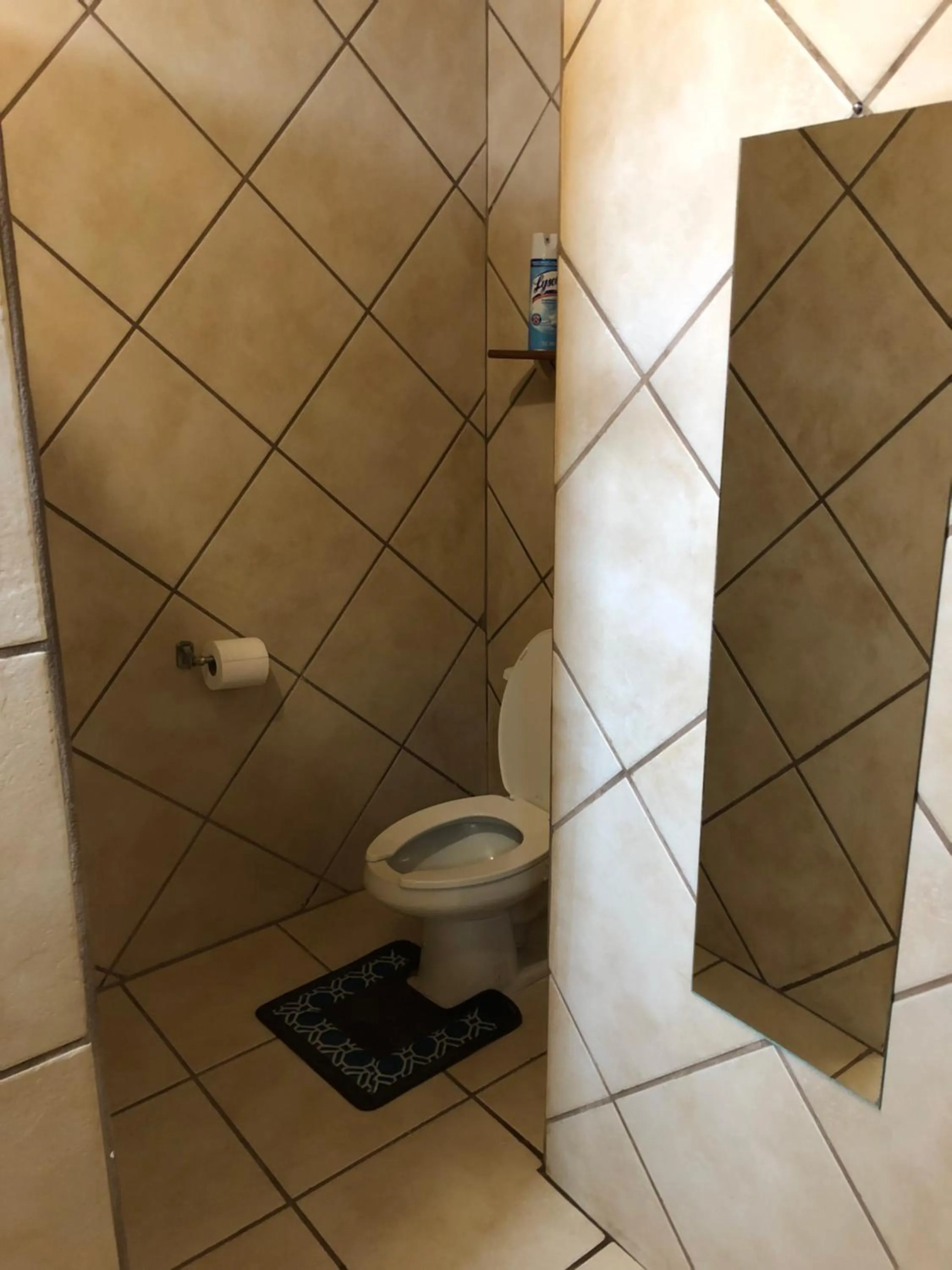 Toilet in Casa Flores & Flores