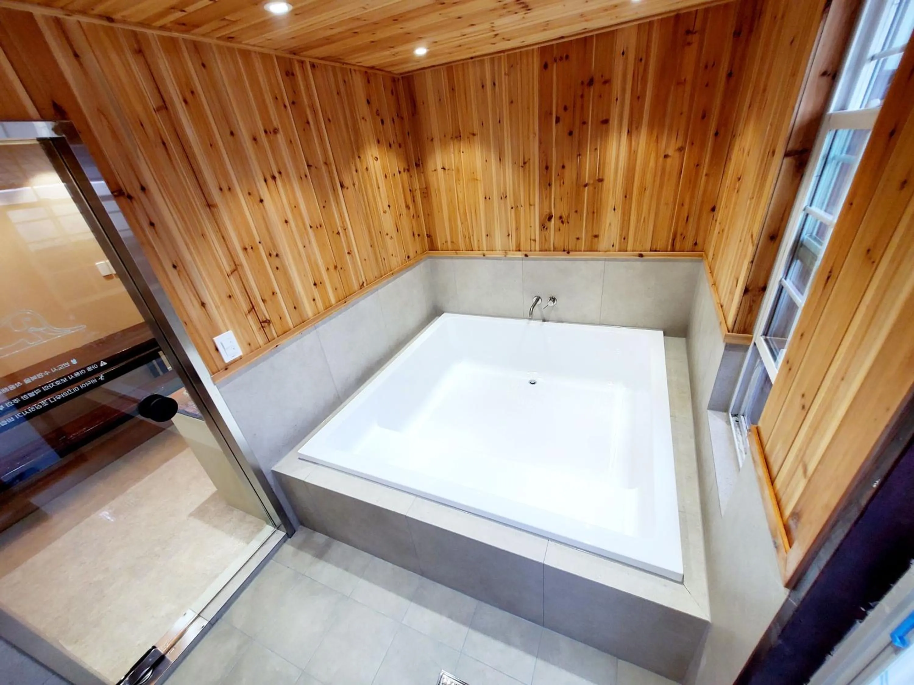 Hot Tub in Jeonju Hanok Little Prince